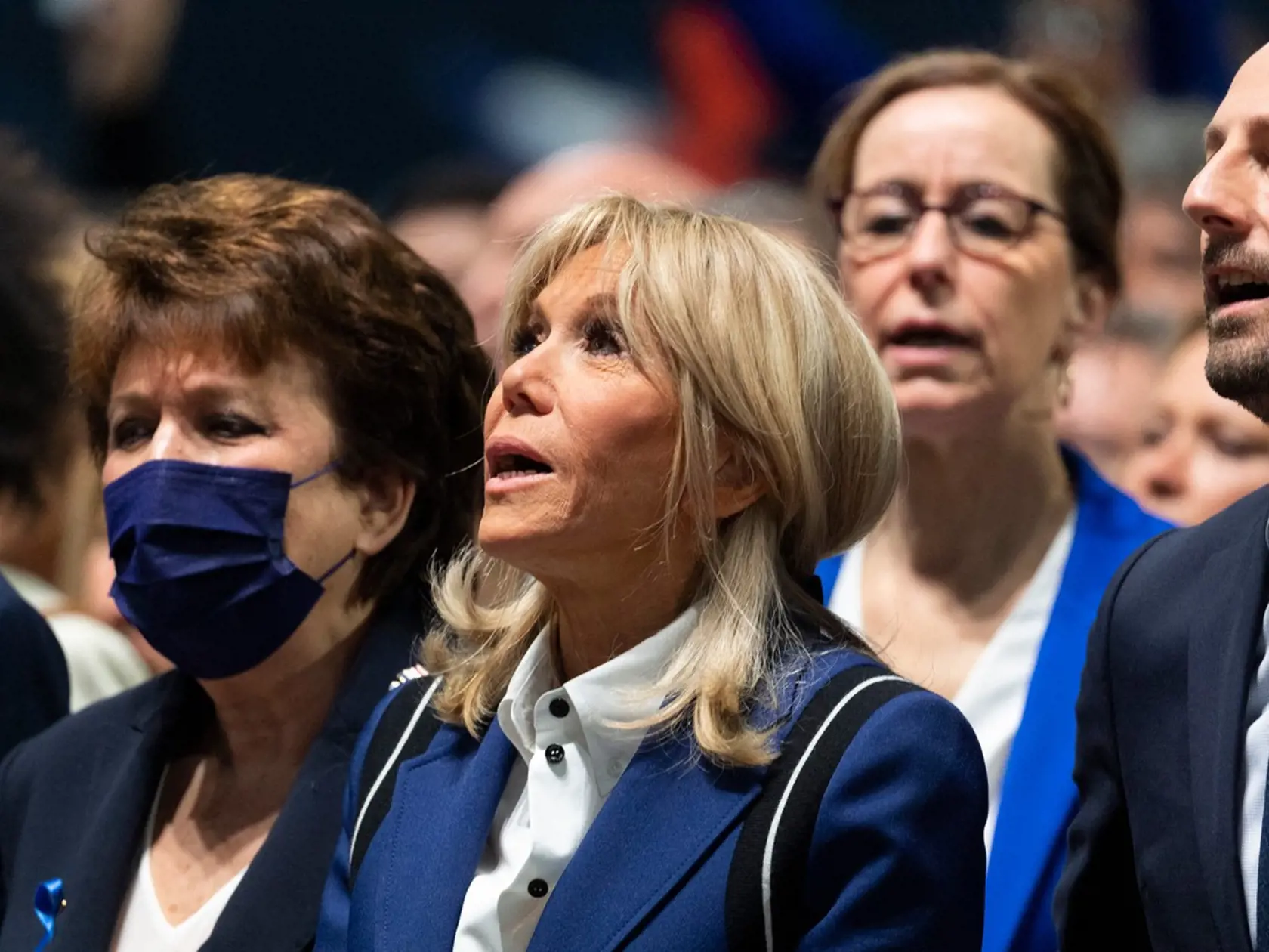 Príliš detailné foto Brigitte Macron z predvolebného mítingu Emmanuela Macrona.