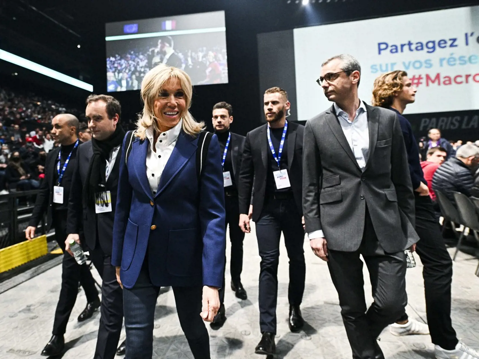 Brigitte Macron na predvolebnom mítingu svojho manžela, prezidenta Emmanuela Macrona.