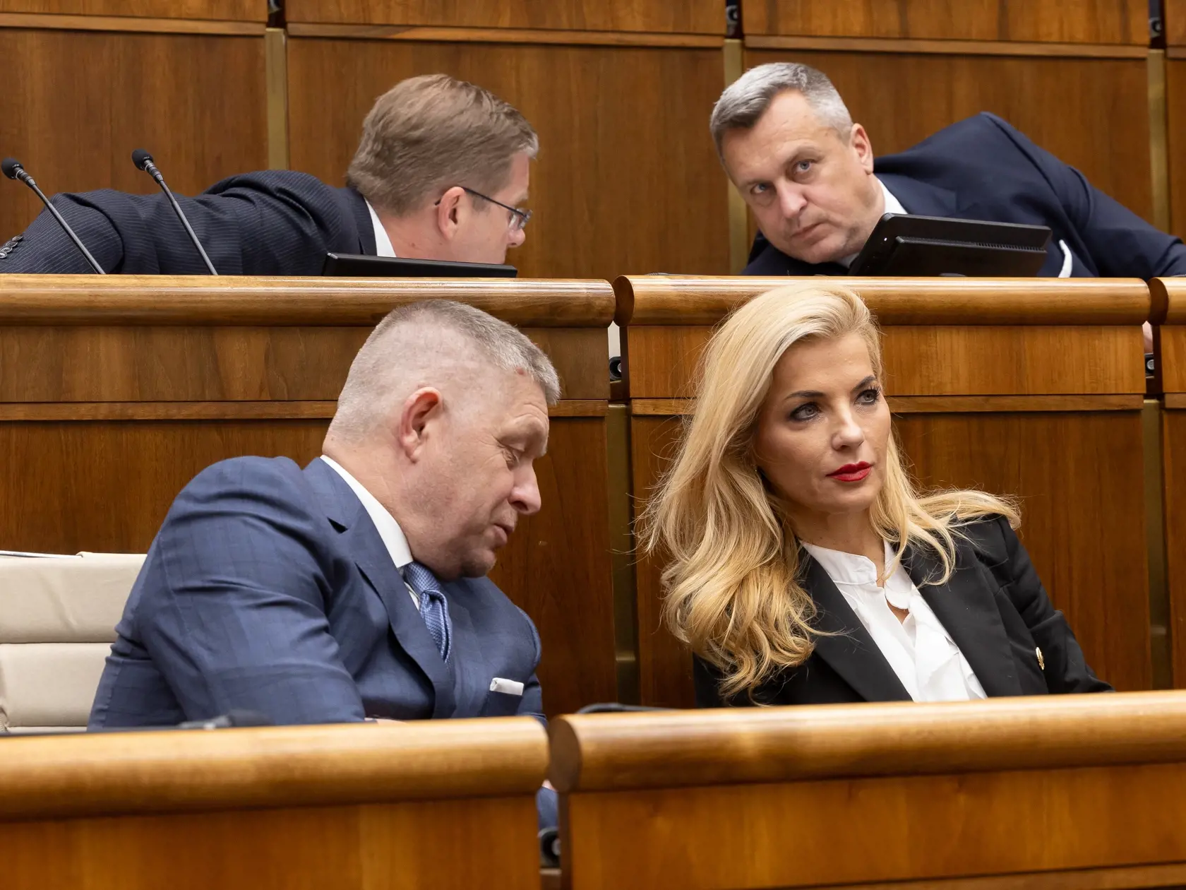 23. schôdza NR SR, ktorej hlavným programom je schvaľovanie rozpočtu Slovenskej republiky na rok 2025. Na snímke je Robert Fico a Martina Šimkovičová. Hore je Peter Žiga a Andrej Danko.