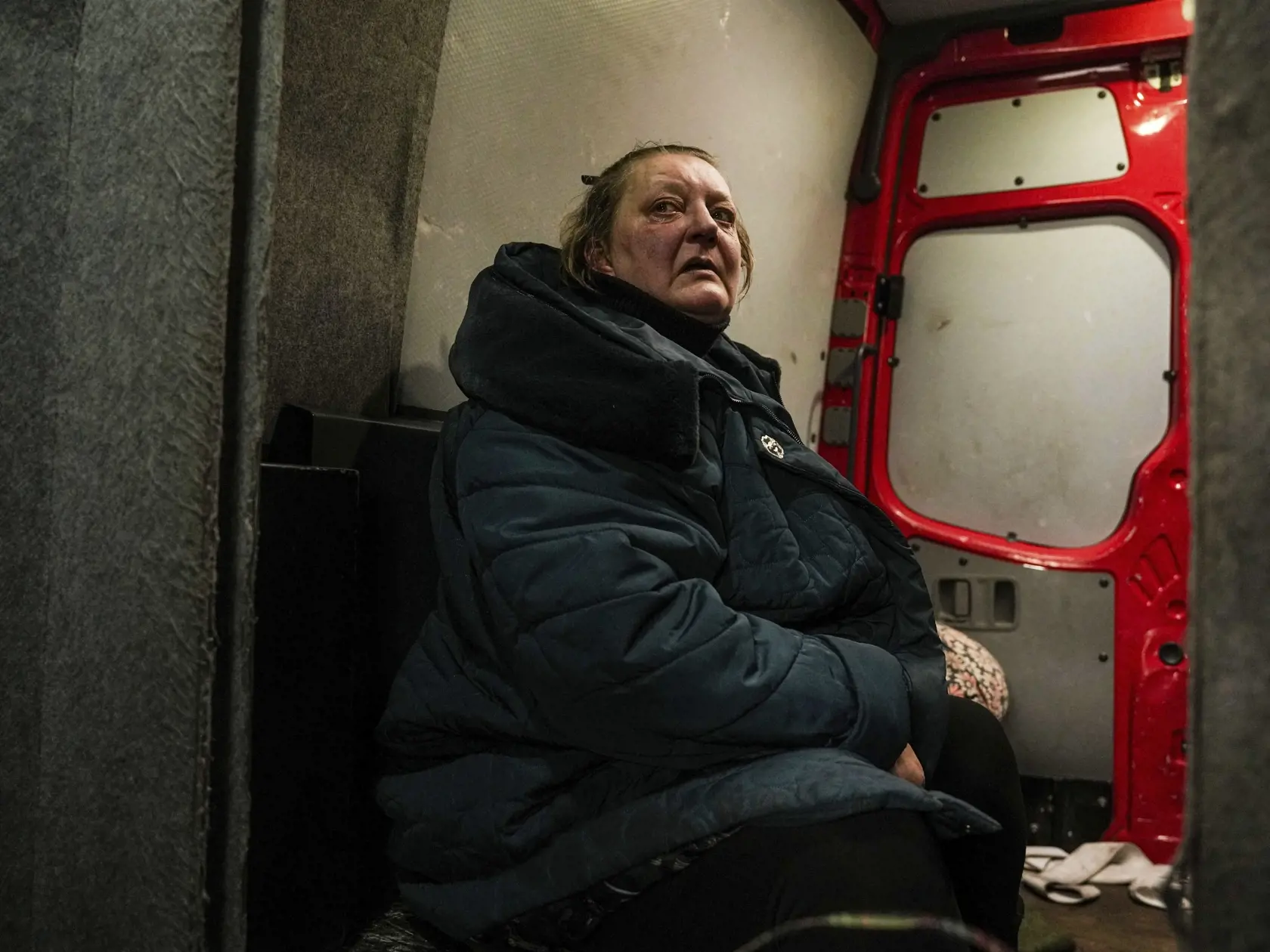 Žena sedí vo vozidle počas evakuácie civilistov z ukrajinského mesta Pokrovsk v piatok 20. decembra 2024.