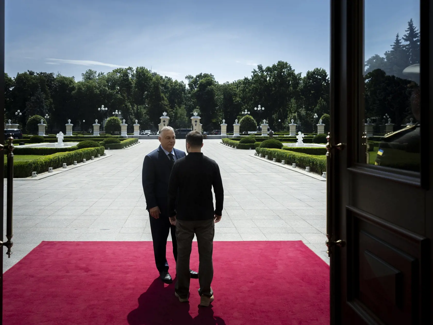 Ukrajinský prezident Volodymyr Zelenskyj (vpravo) víta maďarského premiéra Viktor Orbána (vľavo) pred stretnutím v Kyjeve 2. júla 2024.