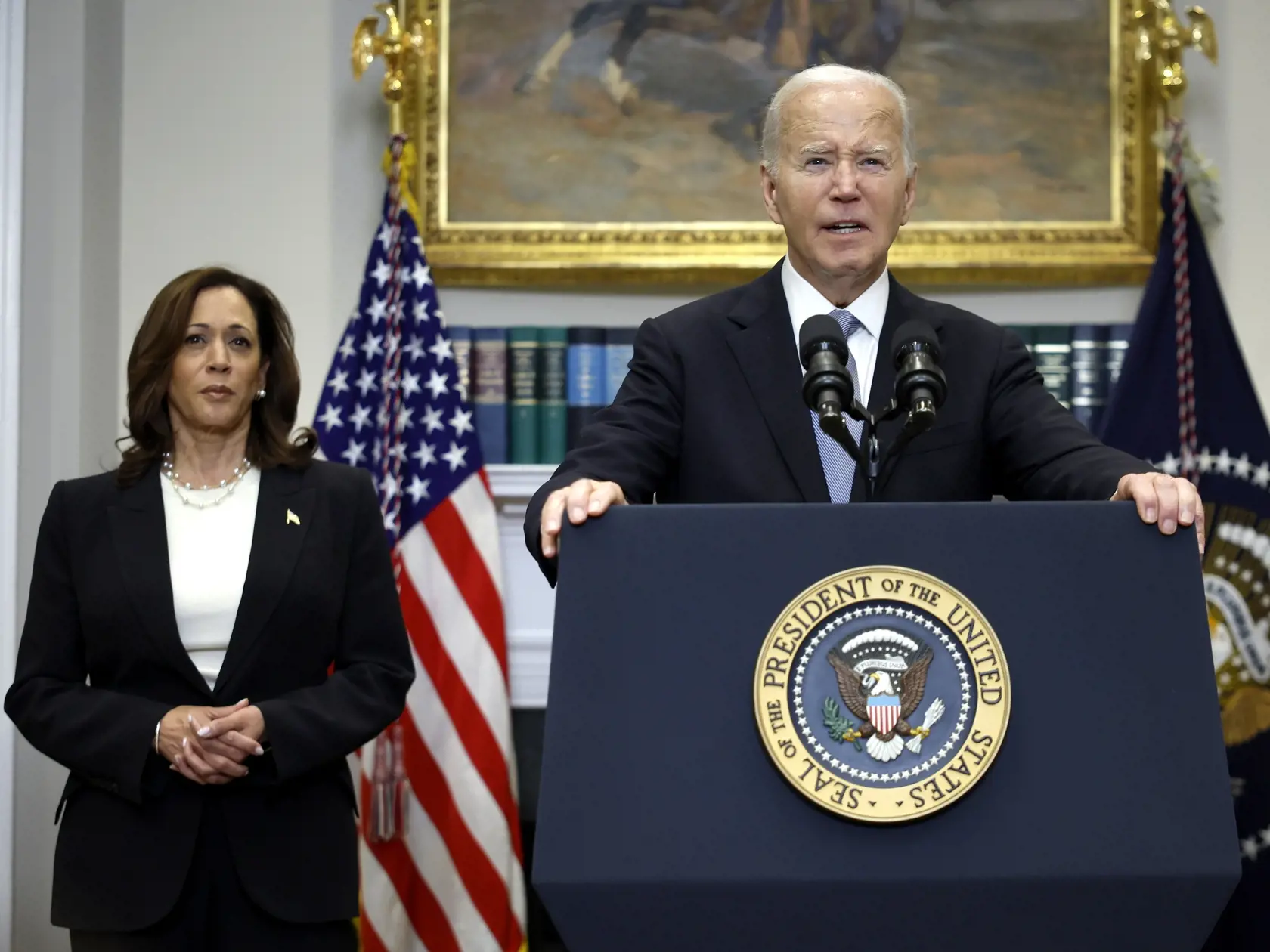 Joe Biden sa kandidatúry v najbližších prezidentských voľbách vzdal. Vystrieda ho práve Kamala Harrisová, vzadu.