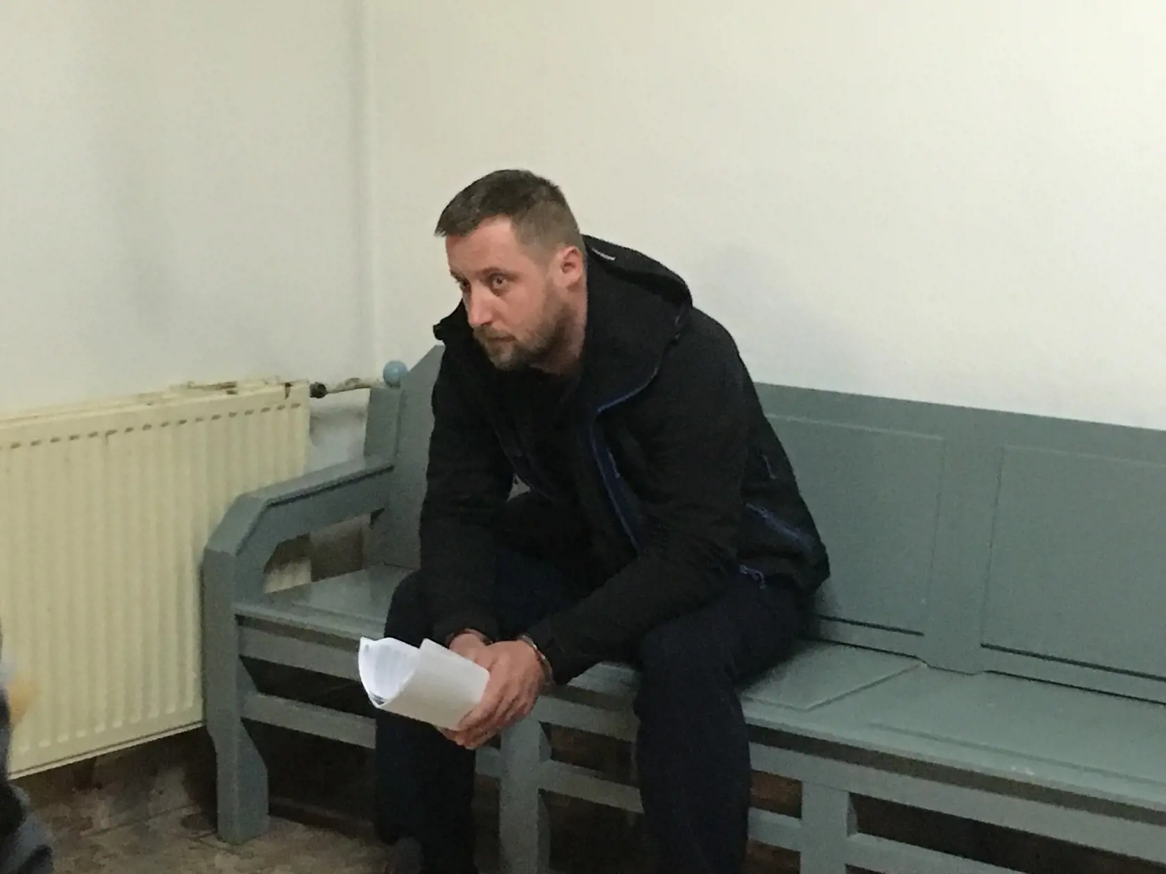 Martin M. , jeden z obvinených robotníkov, sedel tak, že mal výhľad na lavičku oproti na ktorej sedela jeho manželka a brat.