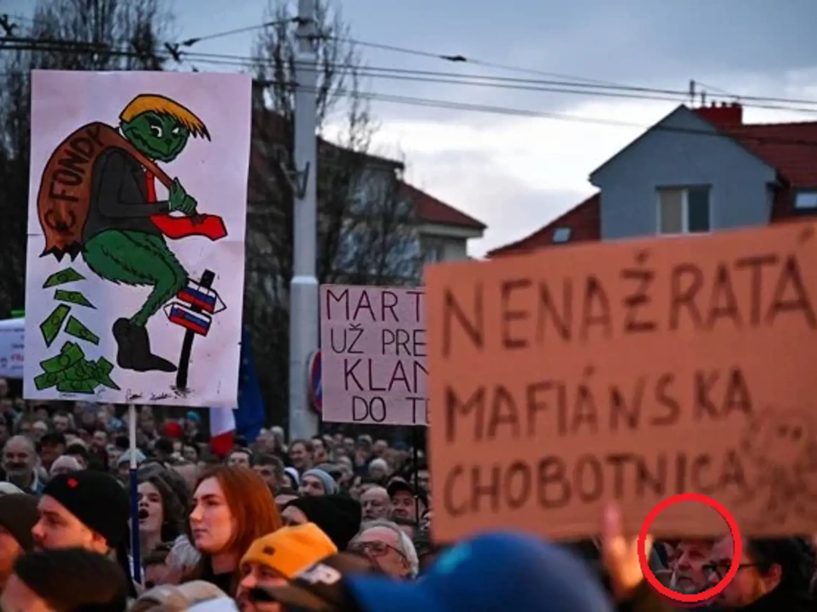 Strelec Juraj C. v 18-tisícovom dave počas protivládnych protestov vo februári