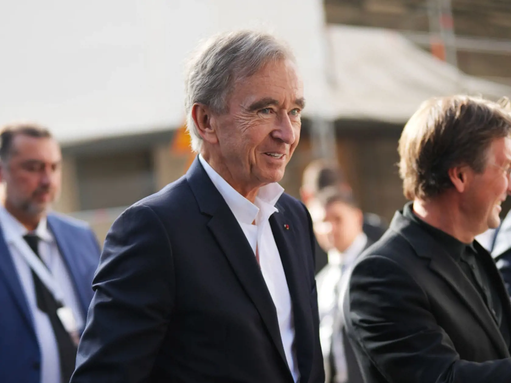 Bernard Arnault má pod palcom impérium LVMH, kam spadajú luxusné značky louis Vuitton, Sephora a Tiffany & Co, šampanské Moët ak koňak Hennessy.