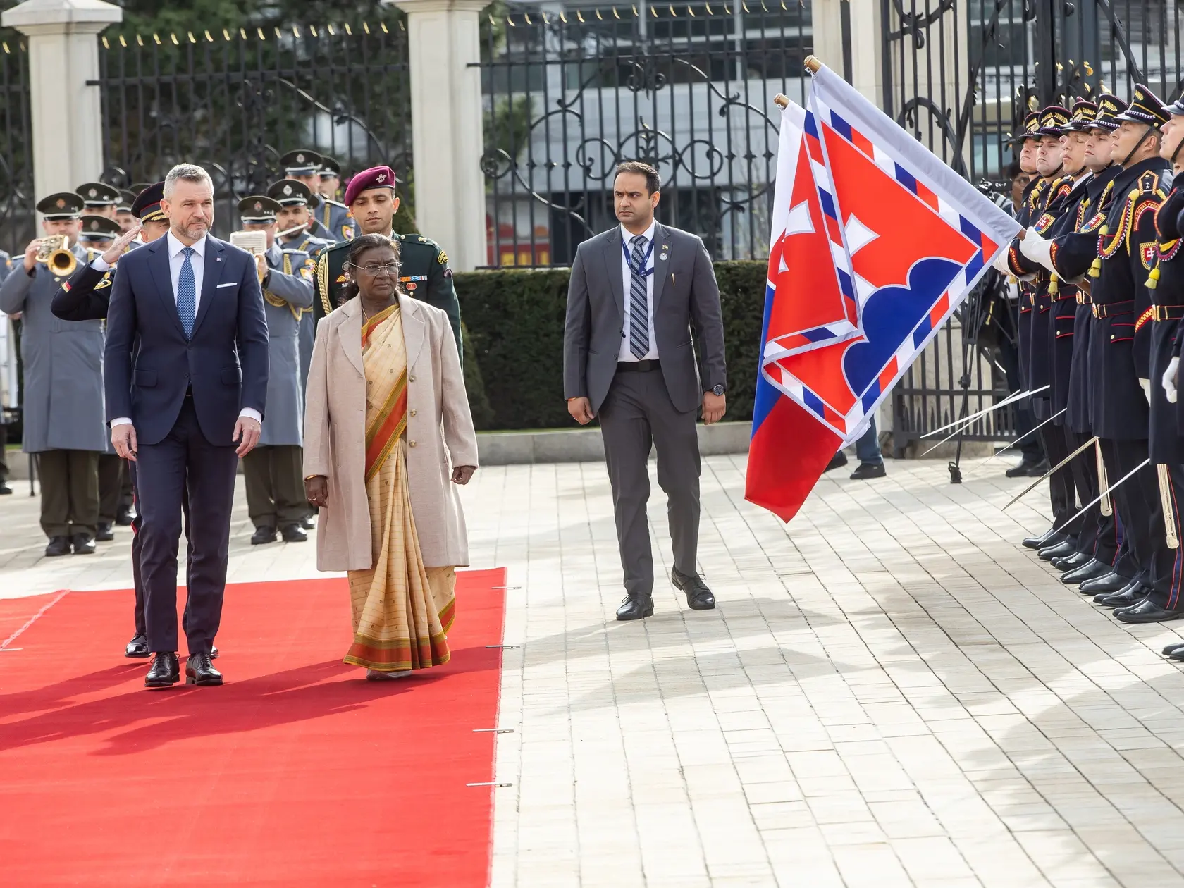 Prezident SR Peter Pellegrini víta v Grasalkovičovom paláci prezidentku Indickej republiky Draupadi Murmúovú.
