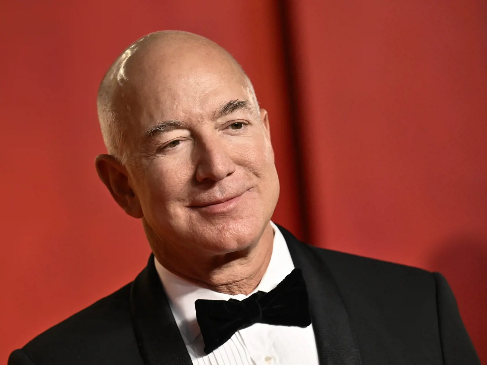 Na tretej priečke najbohatších ľudí sveta skončil zakladateľ Amazonu Jeff Bezos s odhadovaným majetkom 194 miliárd dolárov.