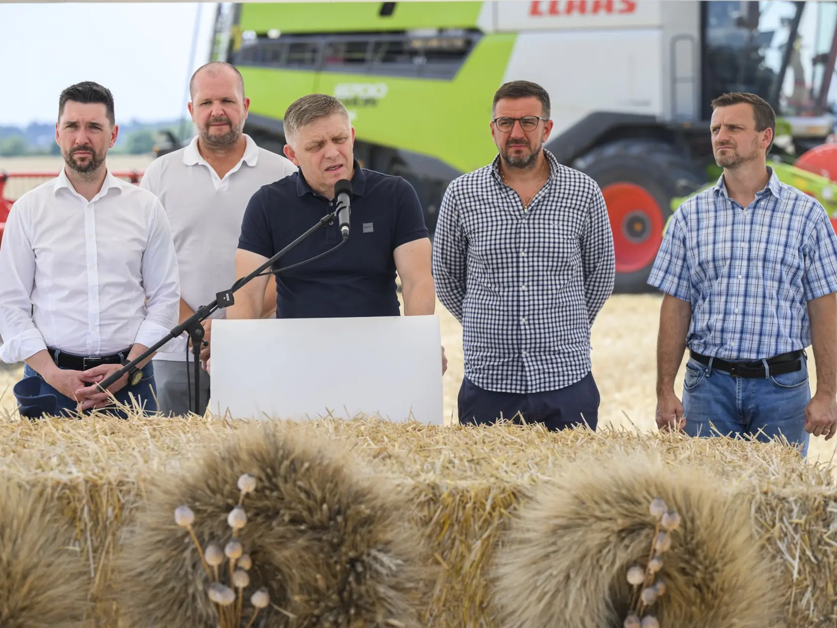 Na snímke zľava minister pôdohospodárstva a rozvoja vidieka SR Richard Takáč (Smer-SD), predseda Slovenskej poľnohospodárskej a potravinárskej komory (SPPK) Andrej Gajdoš, predseda vlády SR Robert Fico (Smer-SD), podpredseda SPPK Emil Macho a podpredseda Agro Voderady Juraj Máčaj počas tlačovej konferencie, na ktorej informujú o priebehu tohtoročnej žatvy na poľnohospodárskom družstve Agro Voderady v obci Slovenská Nová Ves v okrese Trnava v pondelok 8. júla 2024. FOTO TASR - Jaroslav Novák

