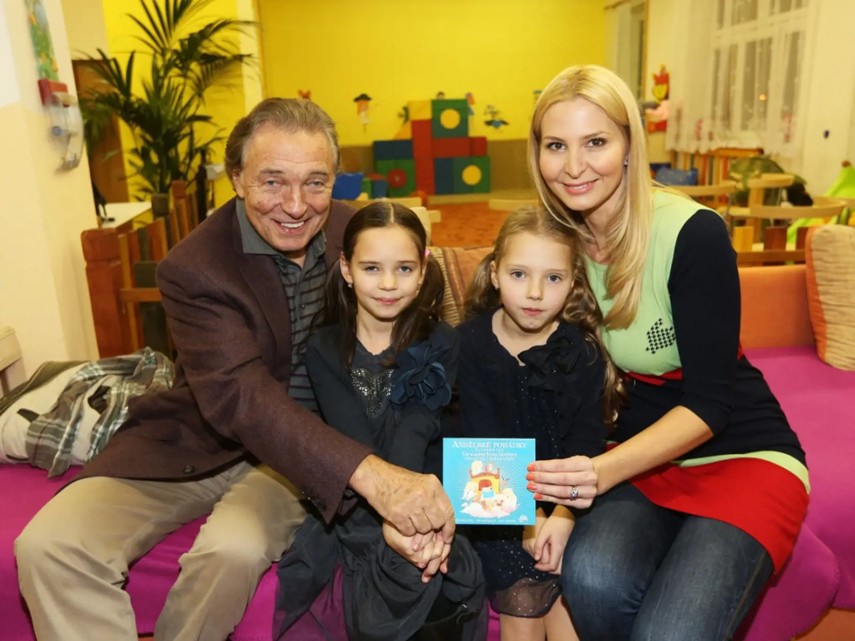 Dôvodom je, že Ivana Gottova, manželka Karla Gotta, si neželá, aby boli obe dcéry vystavované ešte väčšiemu smútku a tlaku okolia, ako doteraz. Čo je v tomto prípade dosť pravdepodobné… A my to chápeme. Nakoniec sa však zúčastnia pohrebu, ktorý bude už iba pre rodinu a blízkych Karla Gotta. 