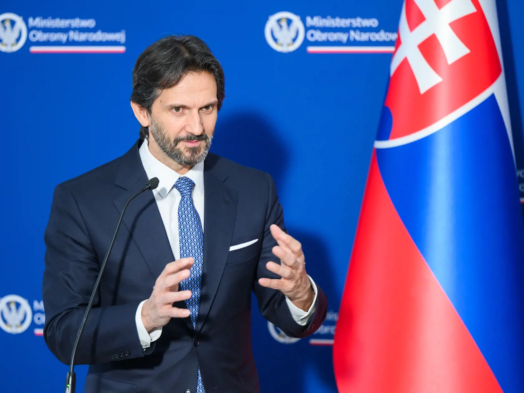 Na snímke vicepremiér a minister obrany SR Robert Kaliňák (Smer-SD) počas tlačovej konferencie po stretnutia s poľským rezortným kolegom Wladyslawom Kosiniakom-Kamyszom vo Varšave 24. februára 2025.