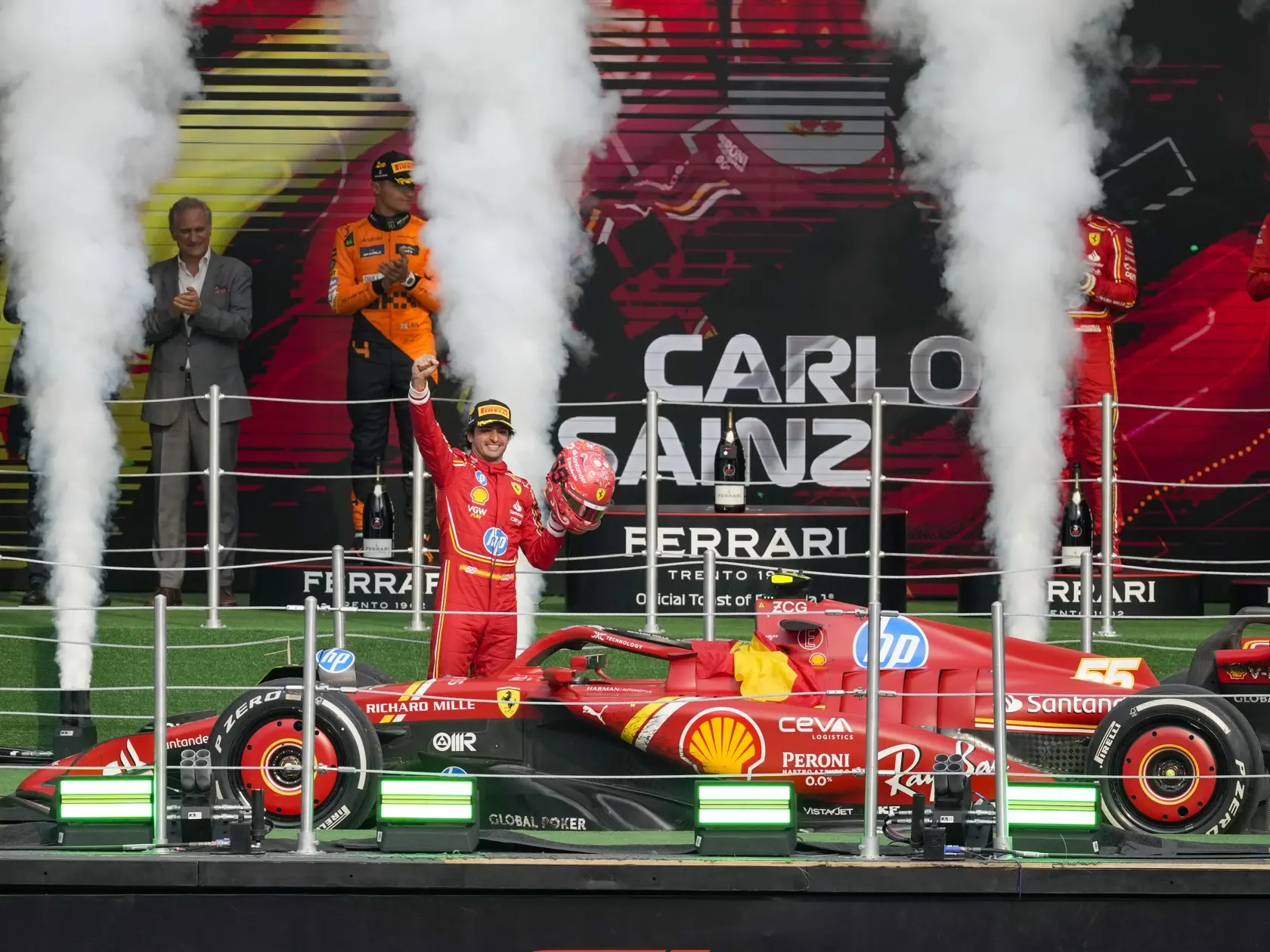 WA 20 Mexiko - Španielsky jazdec F1 Carlos Sainz z tímu Ferrari sa teší z triumfu na Veľkej cene Mexika, dvadsiatom podujatí seriálu MS F1 v nedeľu 27. októbra 2024. Druhý prišiel do cieľa Brit Lando Norris na McLarene, tretí finišoval Sainzov tímový kolega Monačan Charles Leclerc. FOTO TASR/AP

Ferrari driver Carlos Sainz of Spain celebrates after winning the Formula One Mexico Grand Prix auto race at the Hermanos Rodriguez racetrack in Mexico City, Sunday, Oct. 27, 2024. (AP Photo/Eduardo Verdugo)