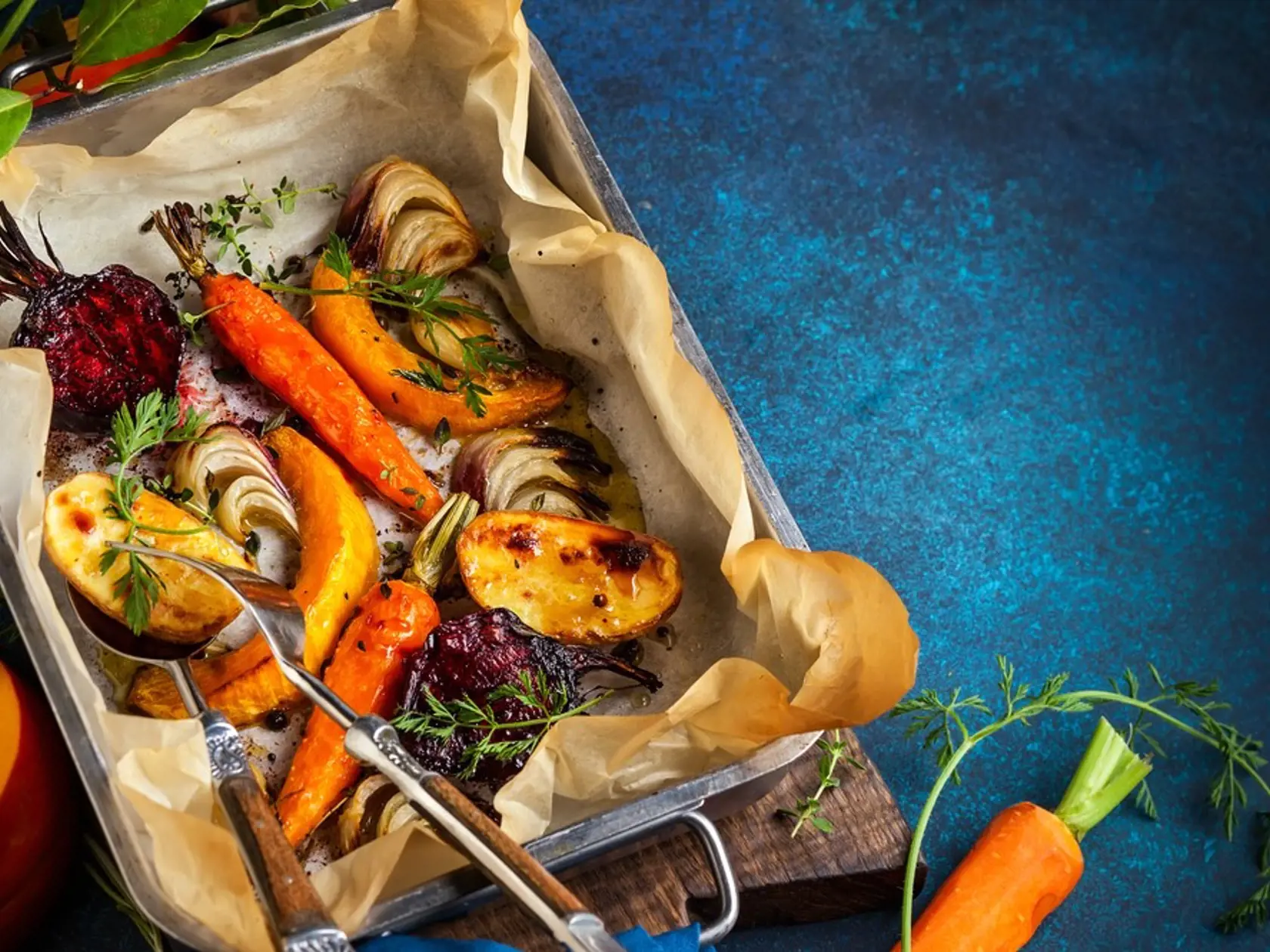 Pečenú zeleninu podávajte s pestom, poprípade aj čerstvým pečivom. Zvyšné pesto odložte do chladničky, zvrchu ho polejte jemnou vrstvou olivového oleja. Tak by vám malo vydržať zhruba týždeň.