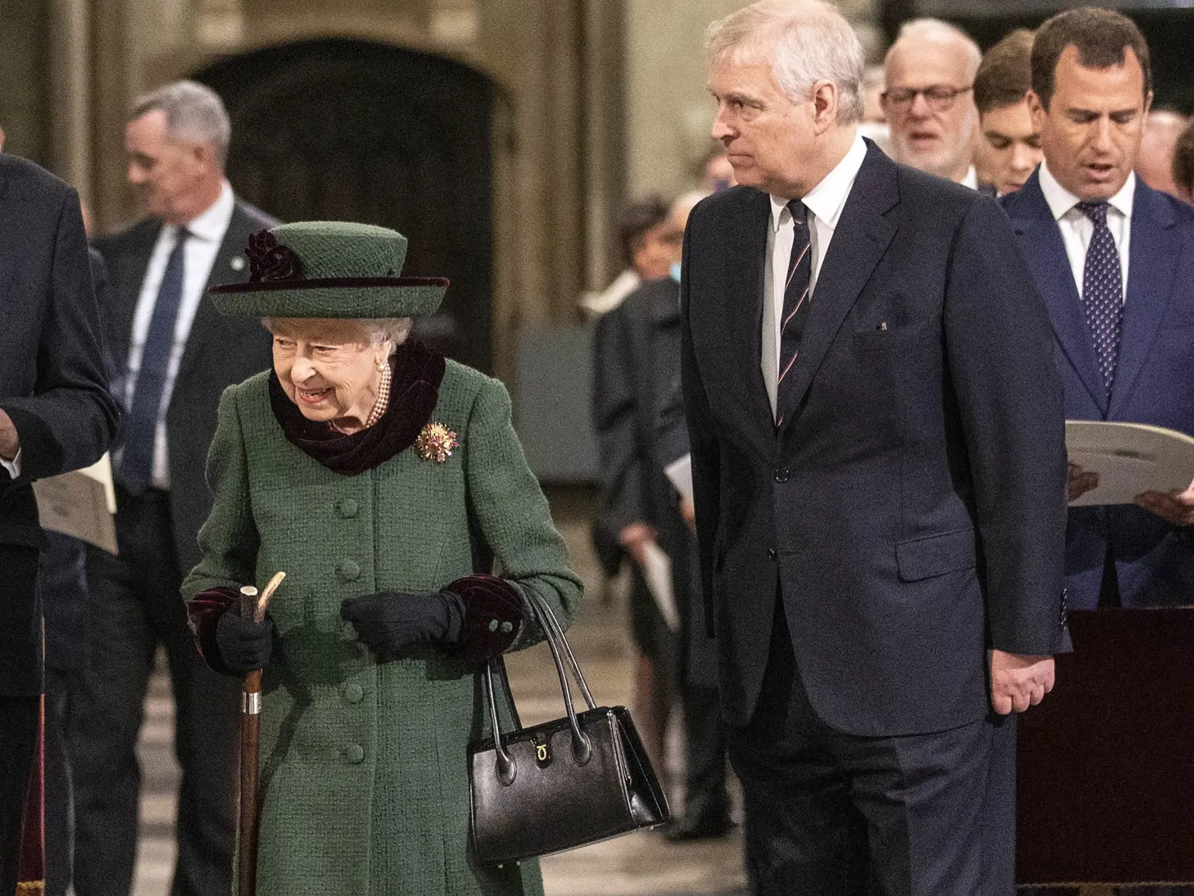 EBE 46 Londýn - Na snímke zľava britská kráľovná Alžbeta II. prichádza v sprievode syna princa Andrewa na ďakovnú bohoslužbu za zosnulého manžela princa Philipa, vojvodu z Edinburghu vo Westminsterskom opátstve v Londýne 29. marca 2022. FOTO TASR/AP