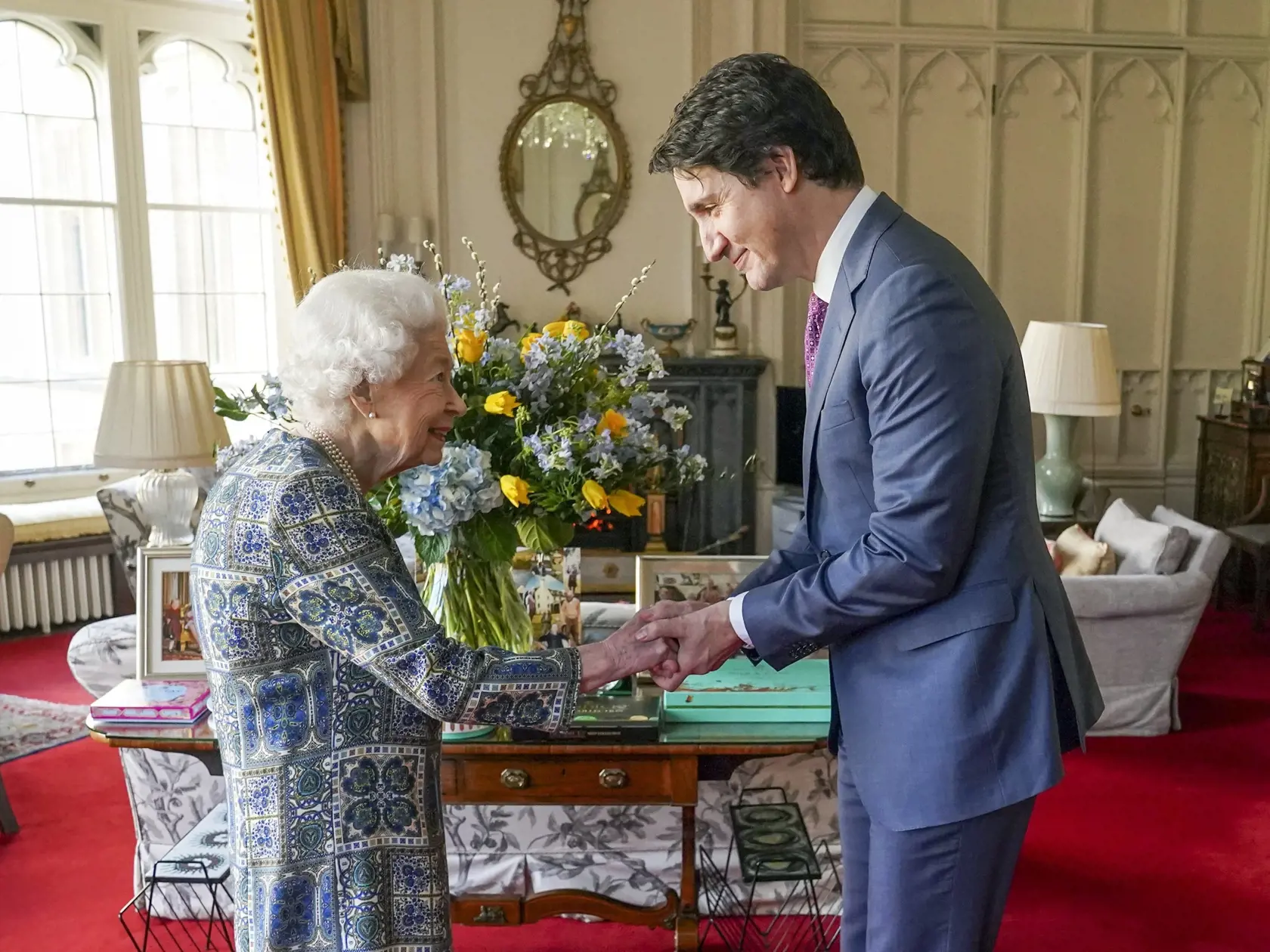 KK24 Windsor - Britská kráľovná Alžbeta II. a kanadský premiér Justin Trudeau počas audiencie na Windsorskom hrade 7. marca 2022. FOTO TASR/AP