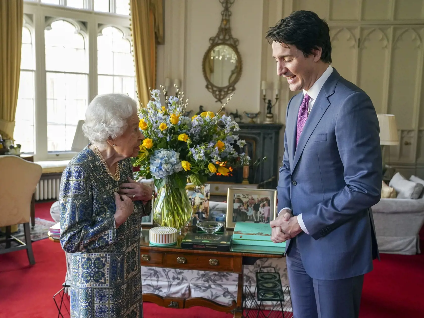 KK26 Windsor - Britská kráľovná Alžbeta II. a kanadský premiér Justin Trudeau počas audiencie na Windsorskom hrade 7. marca 2022. FOTO TASR/AP
