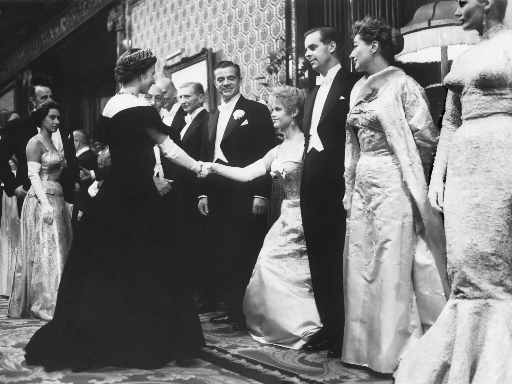 Brigitte Bardot a kráľovná Alžbeta II. v roku 1956