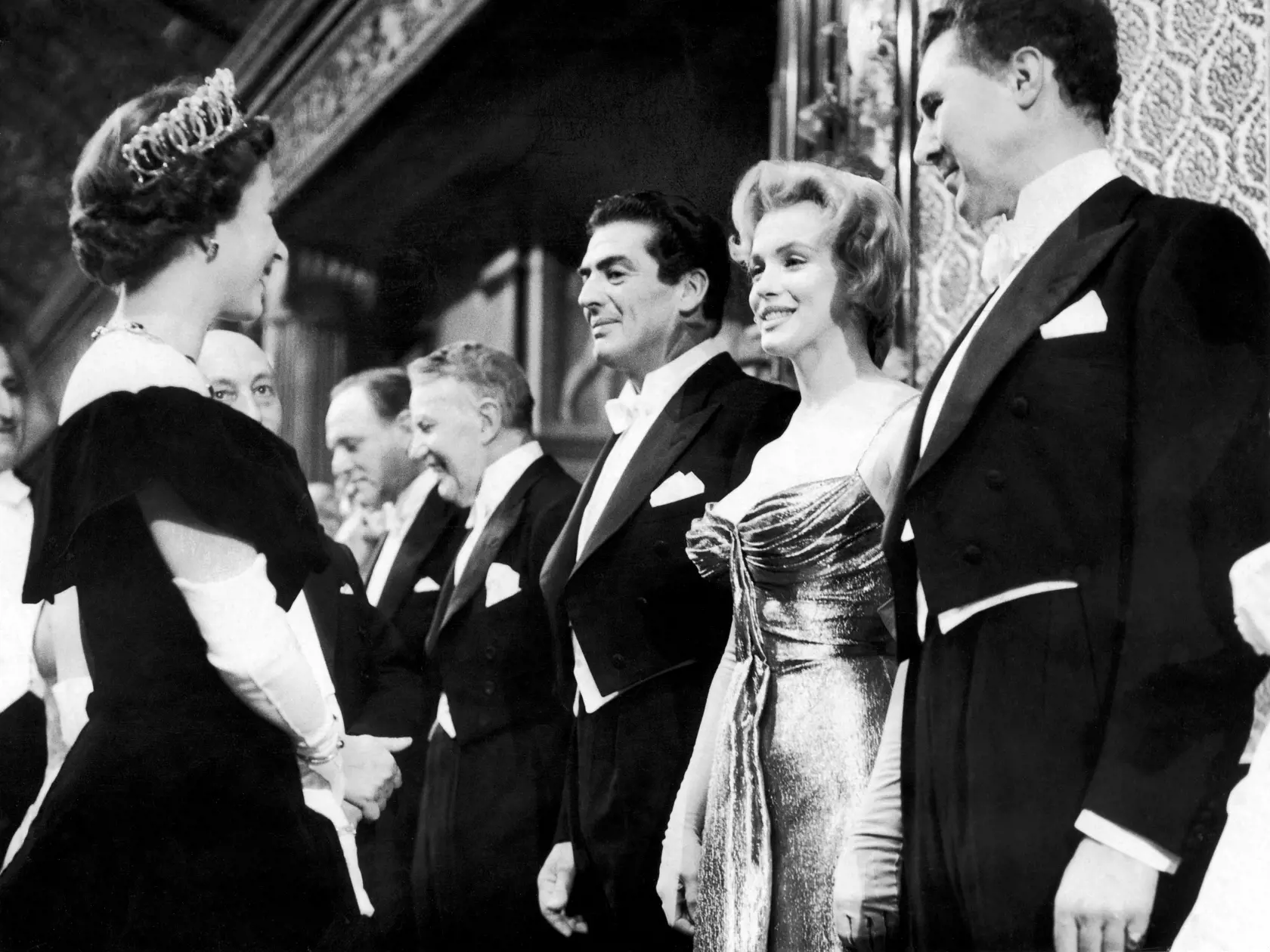 Marilyn Monroe a kráľovná Alžbeta II. v roku 1956.