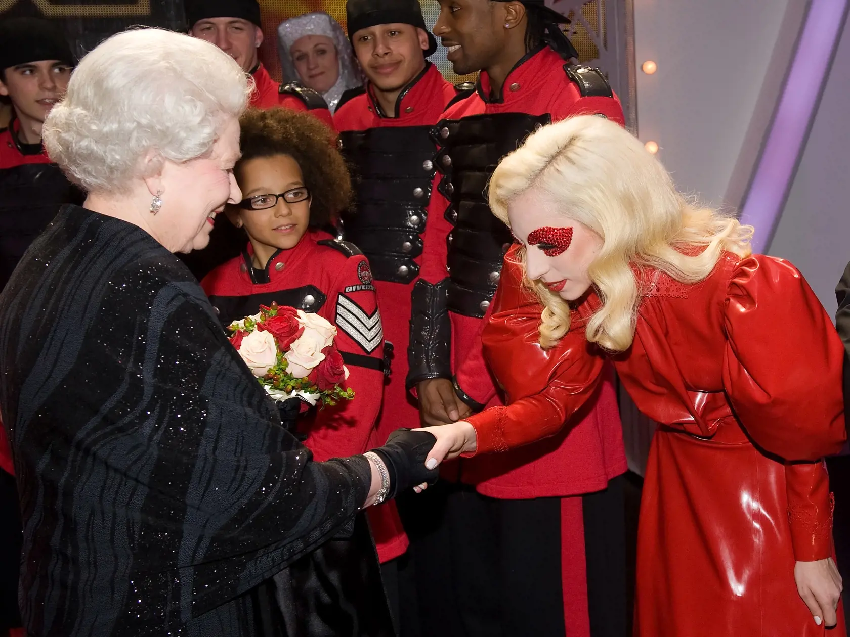 Kráľovná Alžbeta II. a speváčka Lady Gaga v roku 2009.