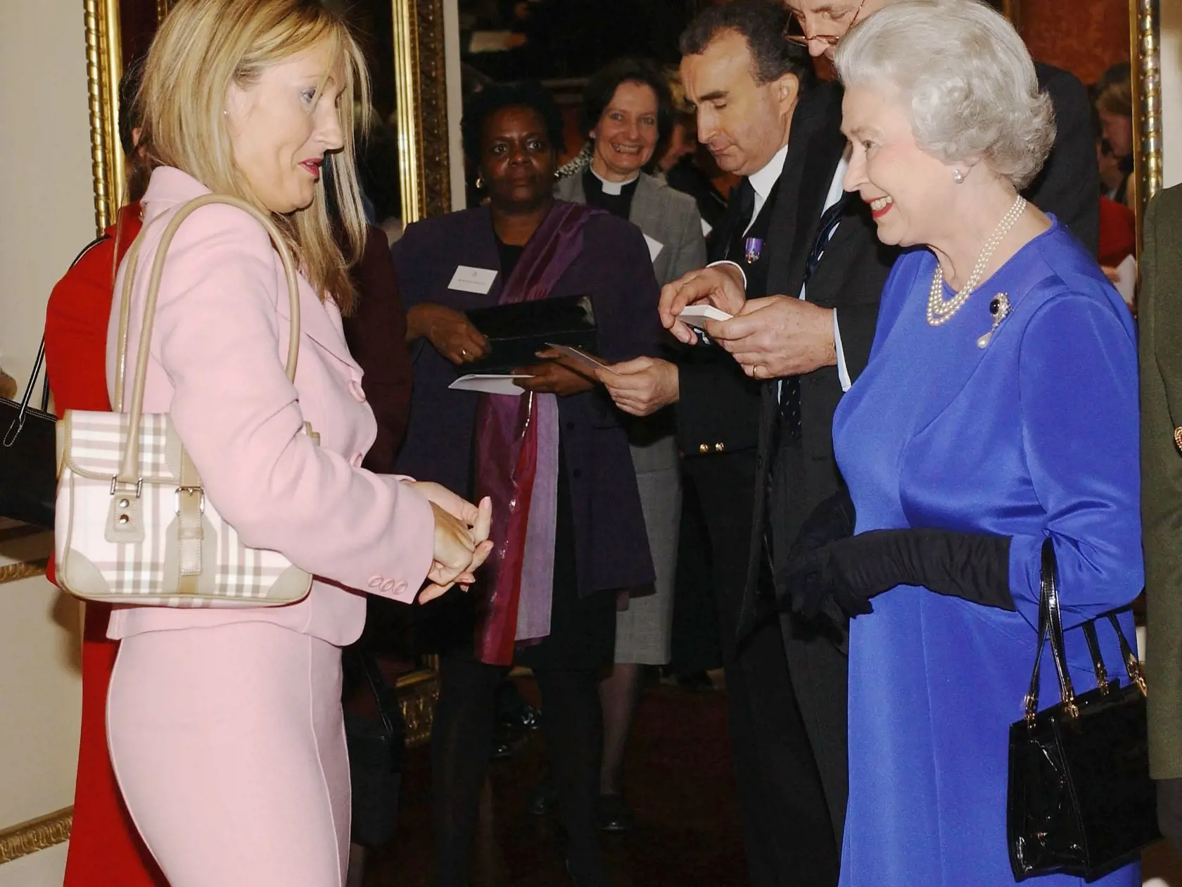 Kráľovná Alžbeta II. a spisovateľka J. K. Rowling v roku 2004.
