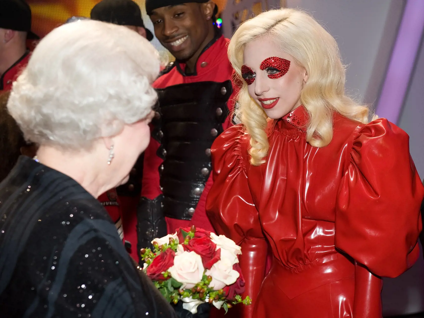 Kráľovná Alžbeta II. a speváčka Lady Gaga v roku 2009.