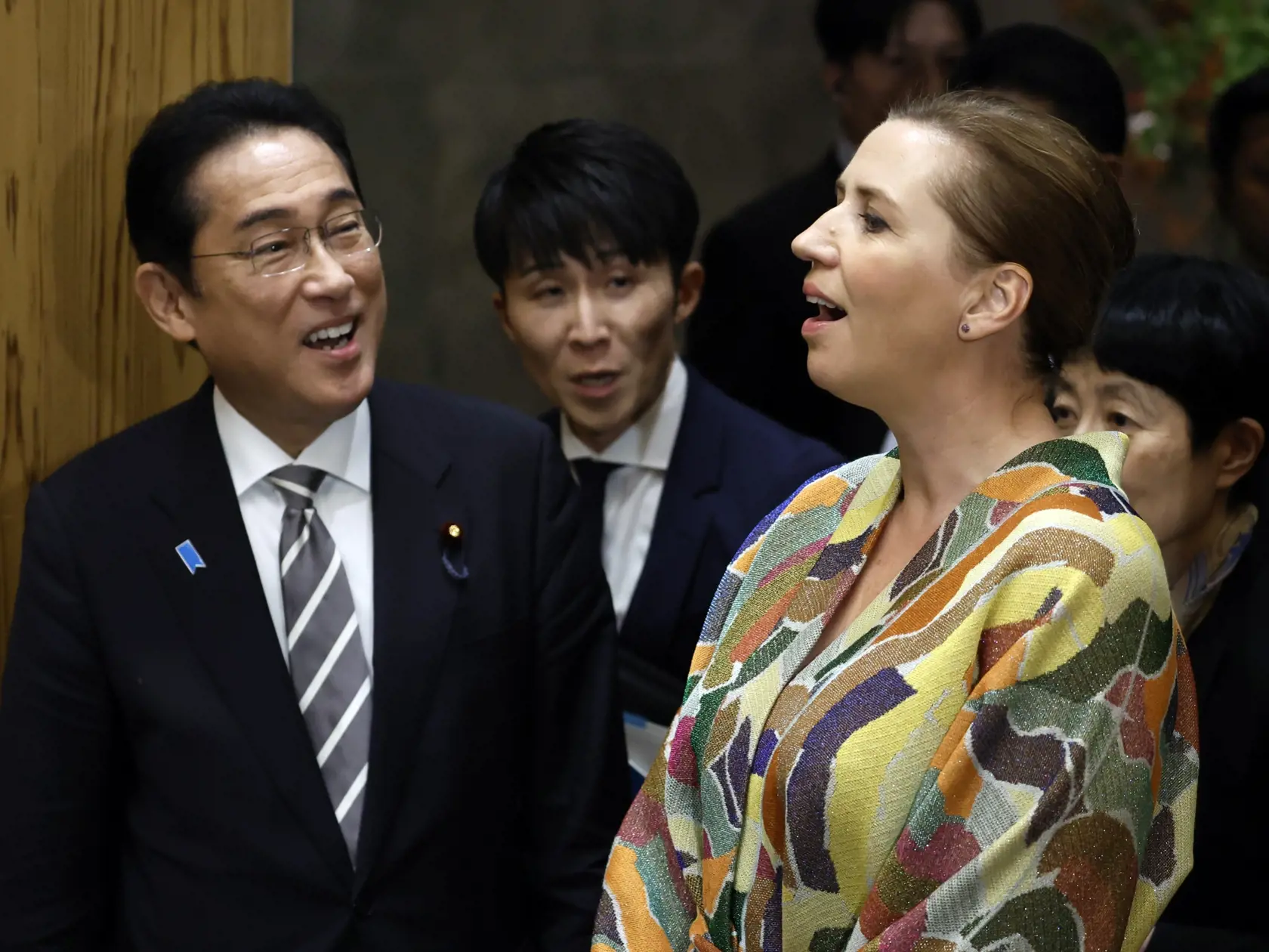 Na snímke sprava dánska premiérka Mette Frederiksenová a japonský premiér Fumio Kišida počas stretnutia v Tokiu 25. októbra 2023.