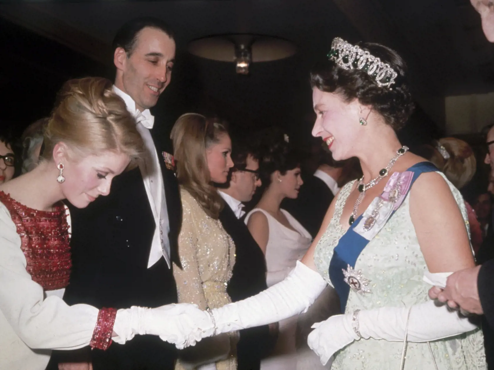 Kráľovná Alžbeta II. a herečka Catherine Deneuve v roku 1966.