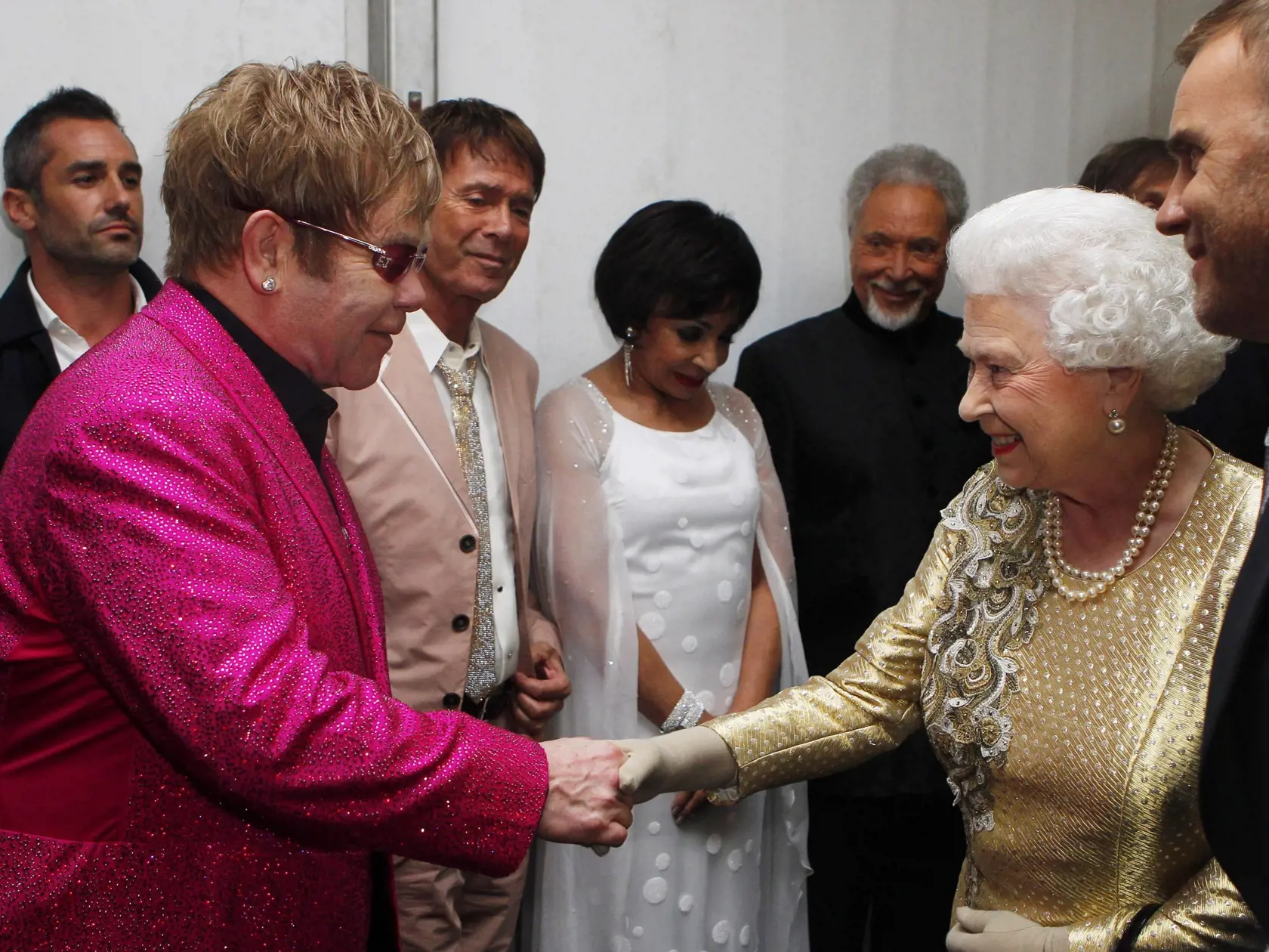 Kráľovná Alžbeta II. a Elton John v roku 2012.