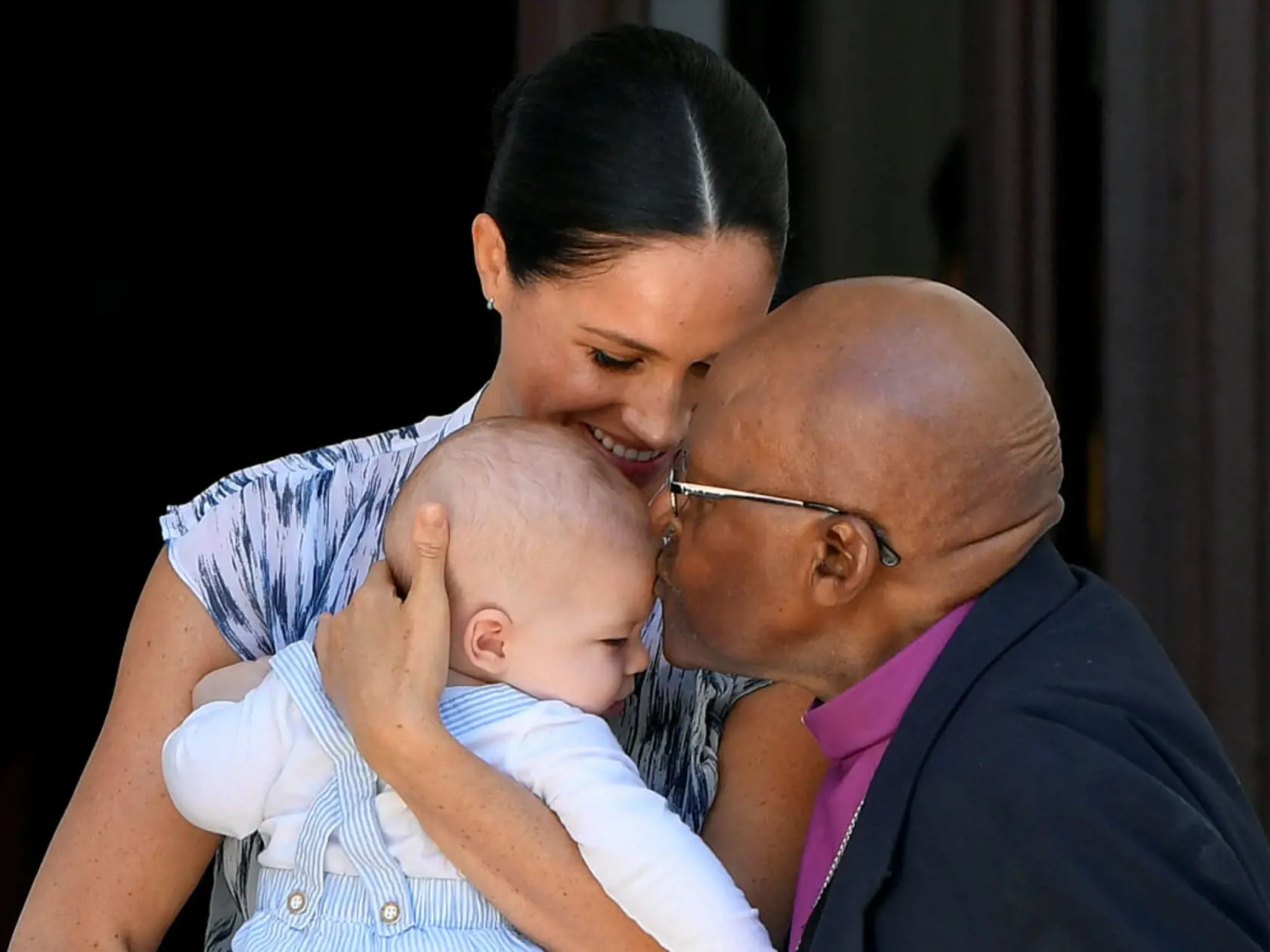 Miestni obyvatelia si pre rodinu pripravili veľkolepé privítanie v podobe tradičného tanca. Meghan a Harry sa k nim dokonca po chvíli bezprostredne pridali. Fanúšikovia, ktorí na nich čakali, tak boli ich priateľským prístupom milo prekvapení. Po príchode sa s domácimi rozprávali, podávali si ruky či dokonca sa s nimi objímali.