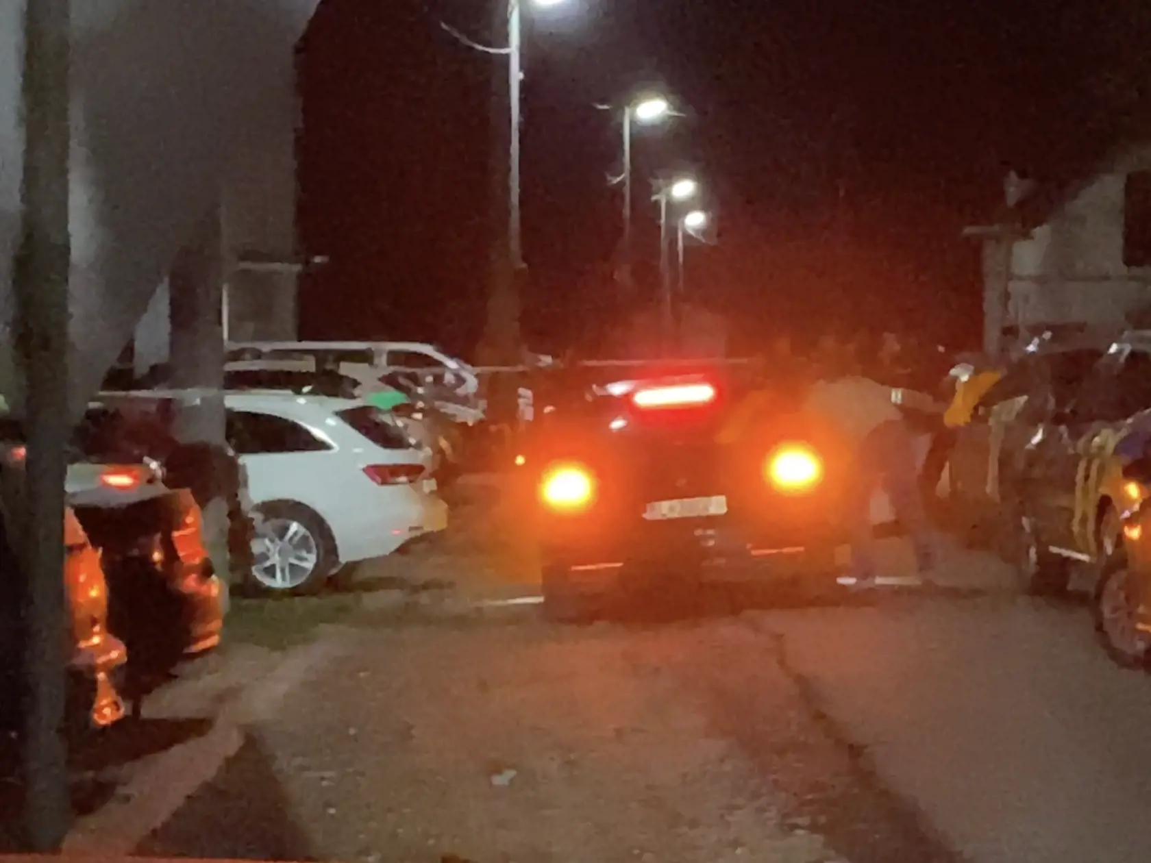 Ulica hrôzy. V Rokytove pri Bardejove, v prvom bytovom dome vľavo na fotografii, na prízemí, policajt zastrelil iba mesačné bábätko a potom zbraň obrátil proti sebe.