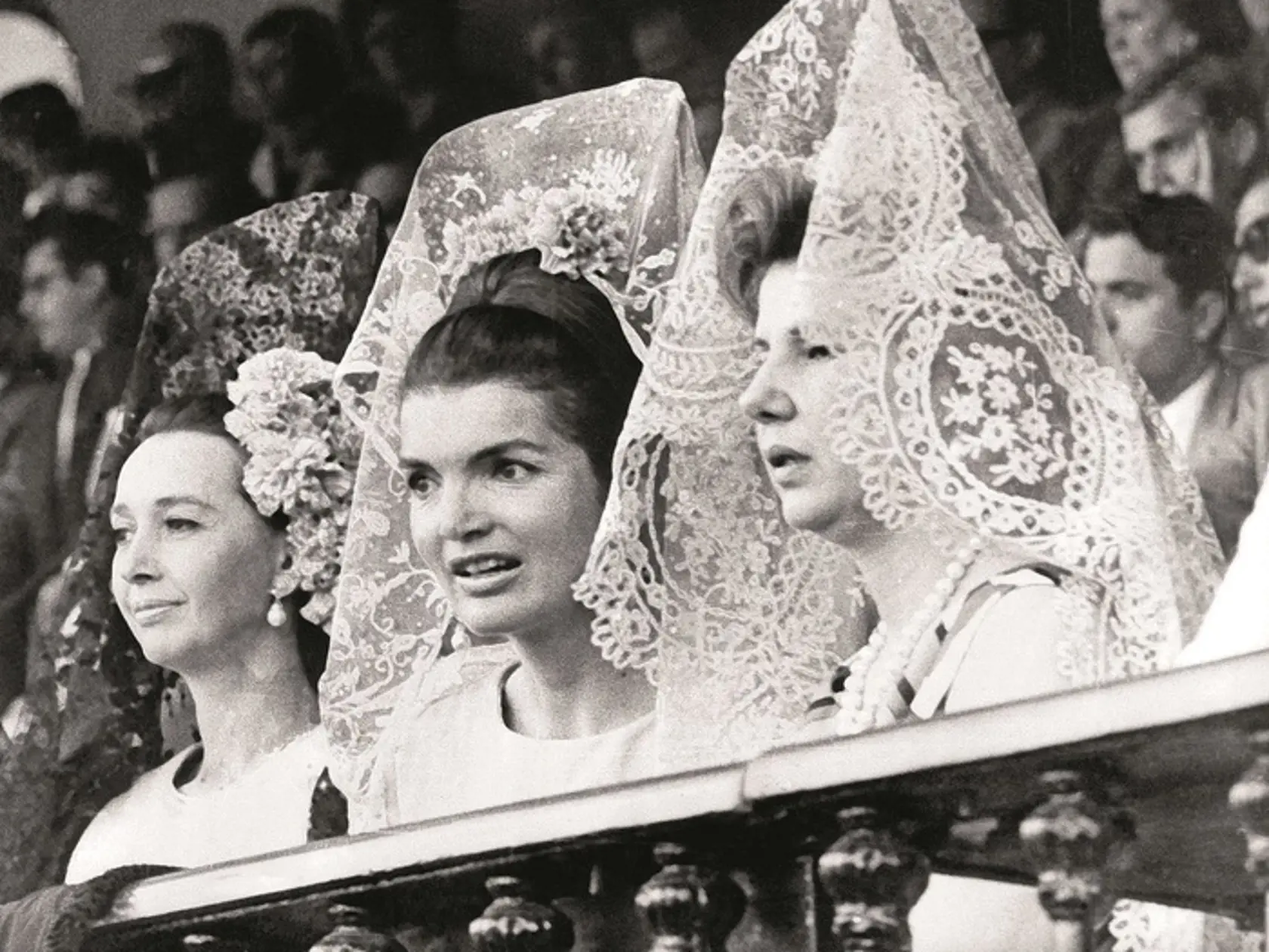 Jackie Kennedy v strede.