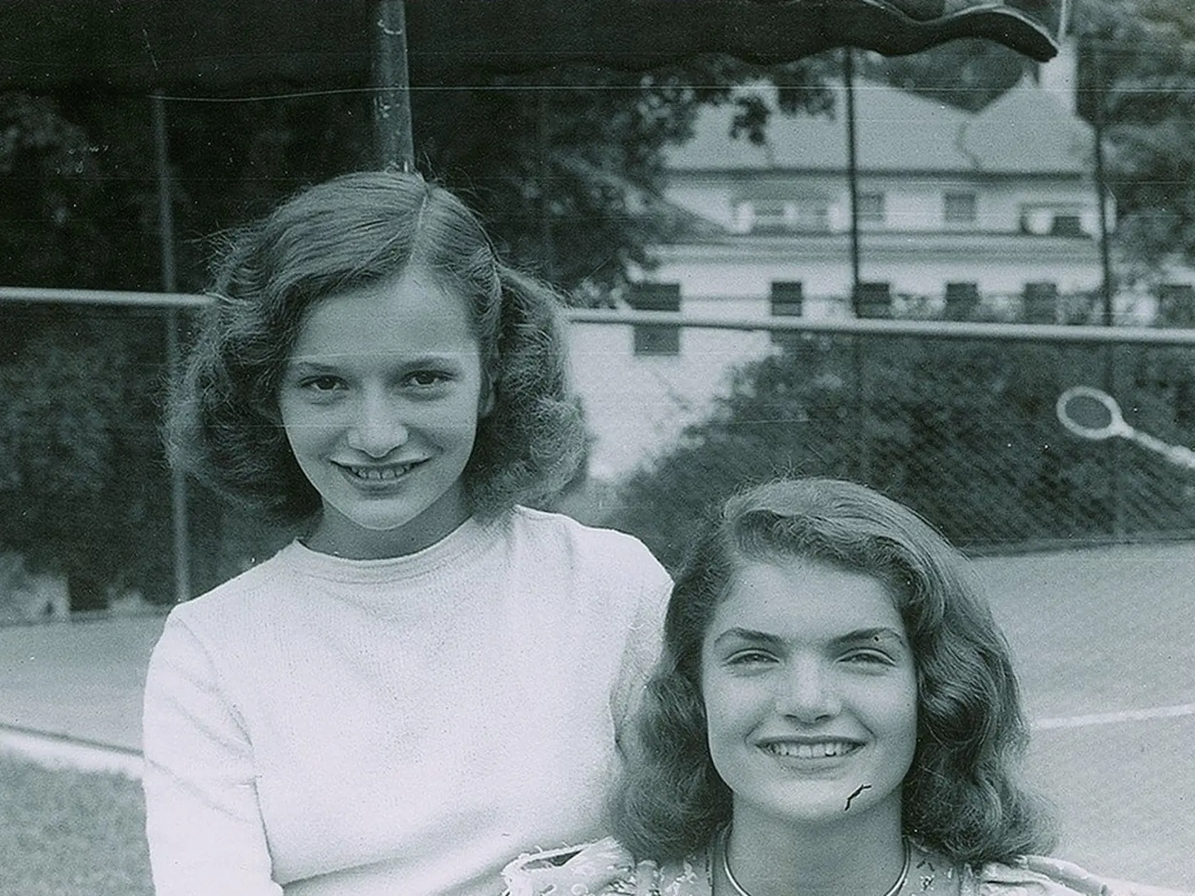 Jackie Bouvierová (vpravo) bola už ako tínedžerka veľká krásavica.

