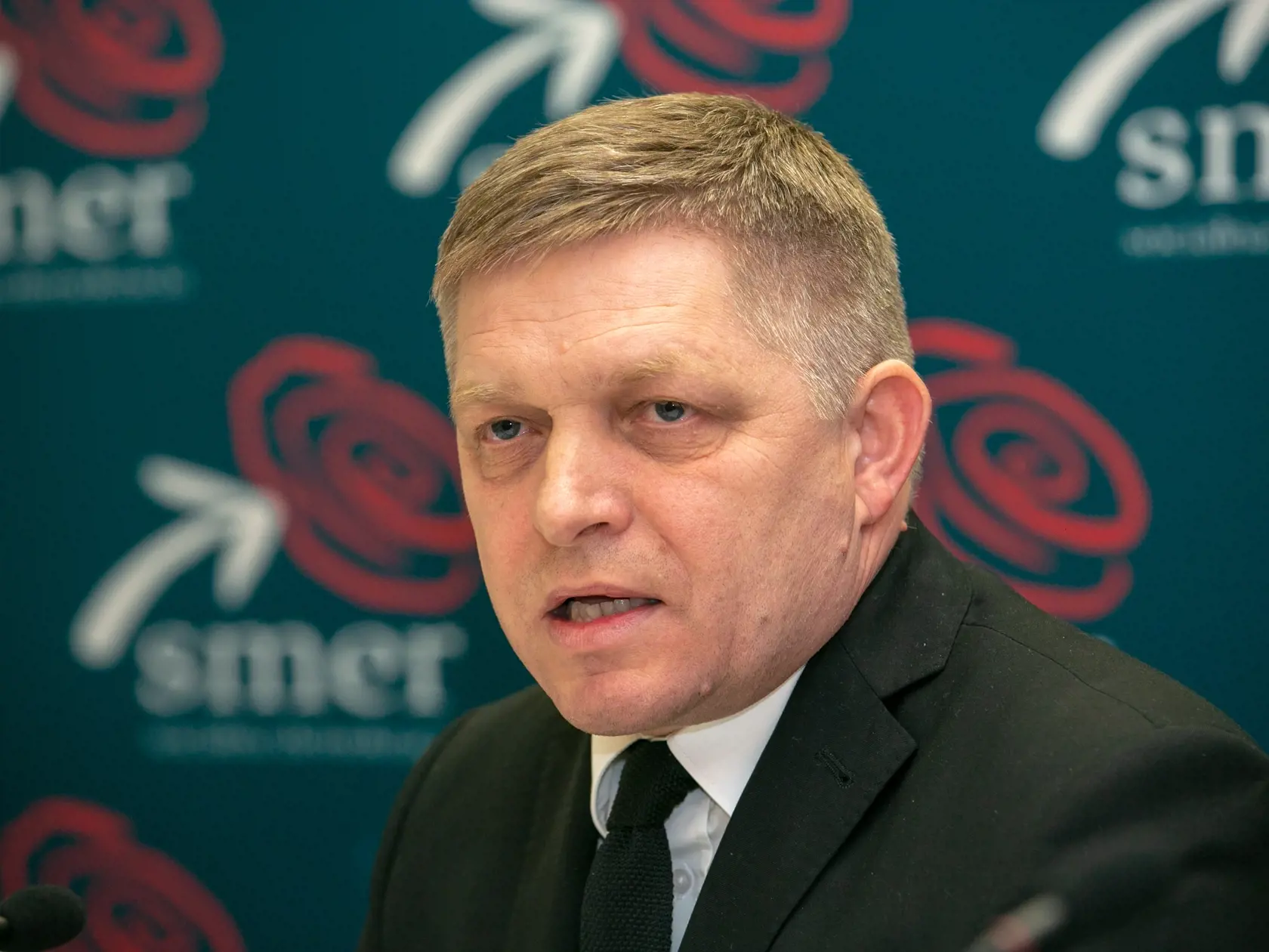 Na snímke sa nachádza Robert Fico na svojej tlačovej konferenciíi