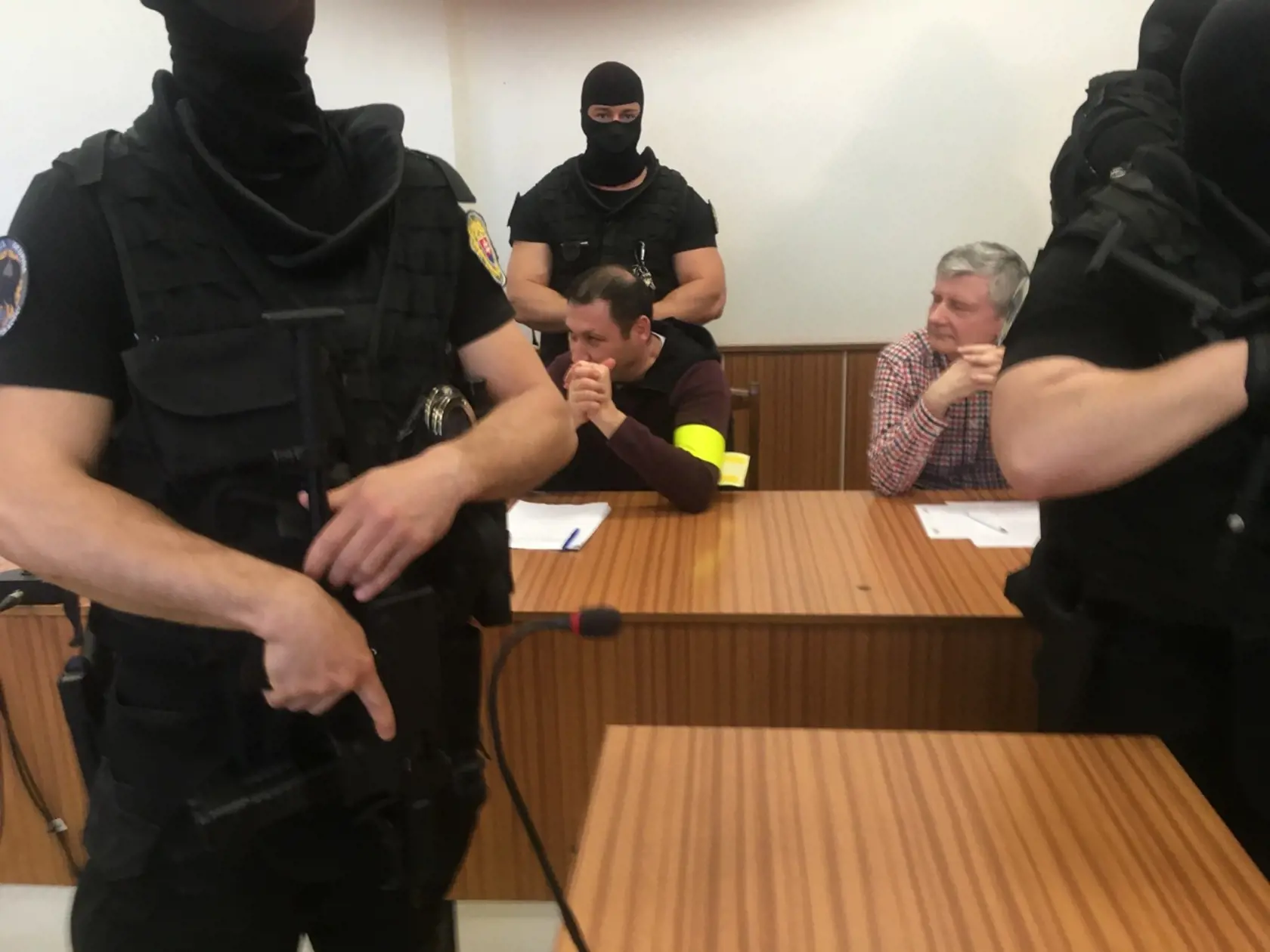 Vadalu dnes previedli na súd neštandardným spôsobom aby sa vyhol médiám. Rovnaký spôsob zvolili aj pri jeho odchode z miestnosti.