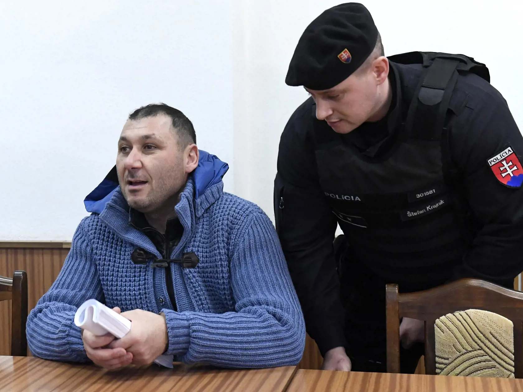 Krajský súd v Koiciach na neverejnom zasadnutí rozhoduje o návrhu na predbenú väzbu pre podnikate¾a talianskeho pôvodu Antonina V. (na snímke v¾avo). Podnikate¾a zadrala v utorok ráno 13. marca 2018 slovenská polícia v Michalovciach. Dôvodom je európsky zatykaè, ktorý vydal súd v Benátkach. Koice, 15. marca 2018. FOTO TASR  Frantiek Iván