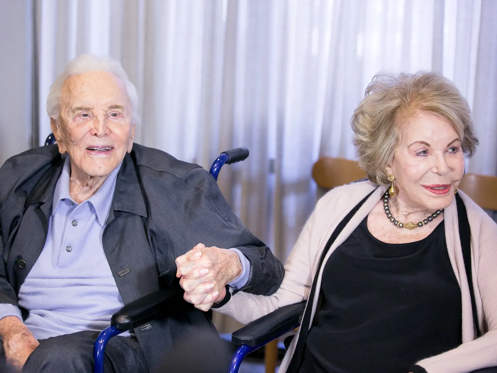 Vo veku 103 rokov zomrel legendárny predstaviteľ rímskeho gladiátora Spartaka Kirk Douglas. Na snímke so svojou manželkou.