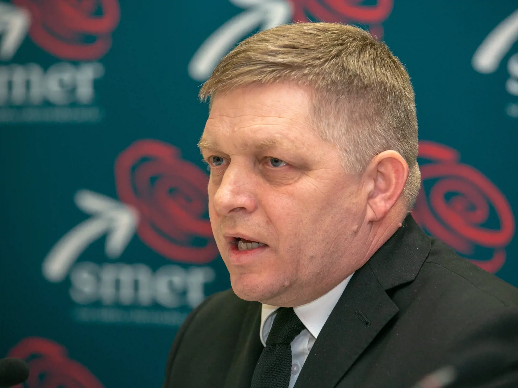 Na snímke sa nachádza Robert Fico na svojej tlačovej konferenciíi