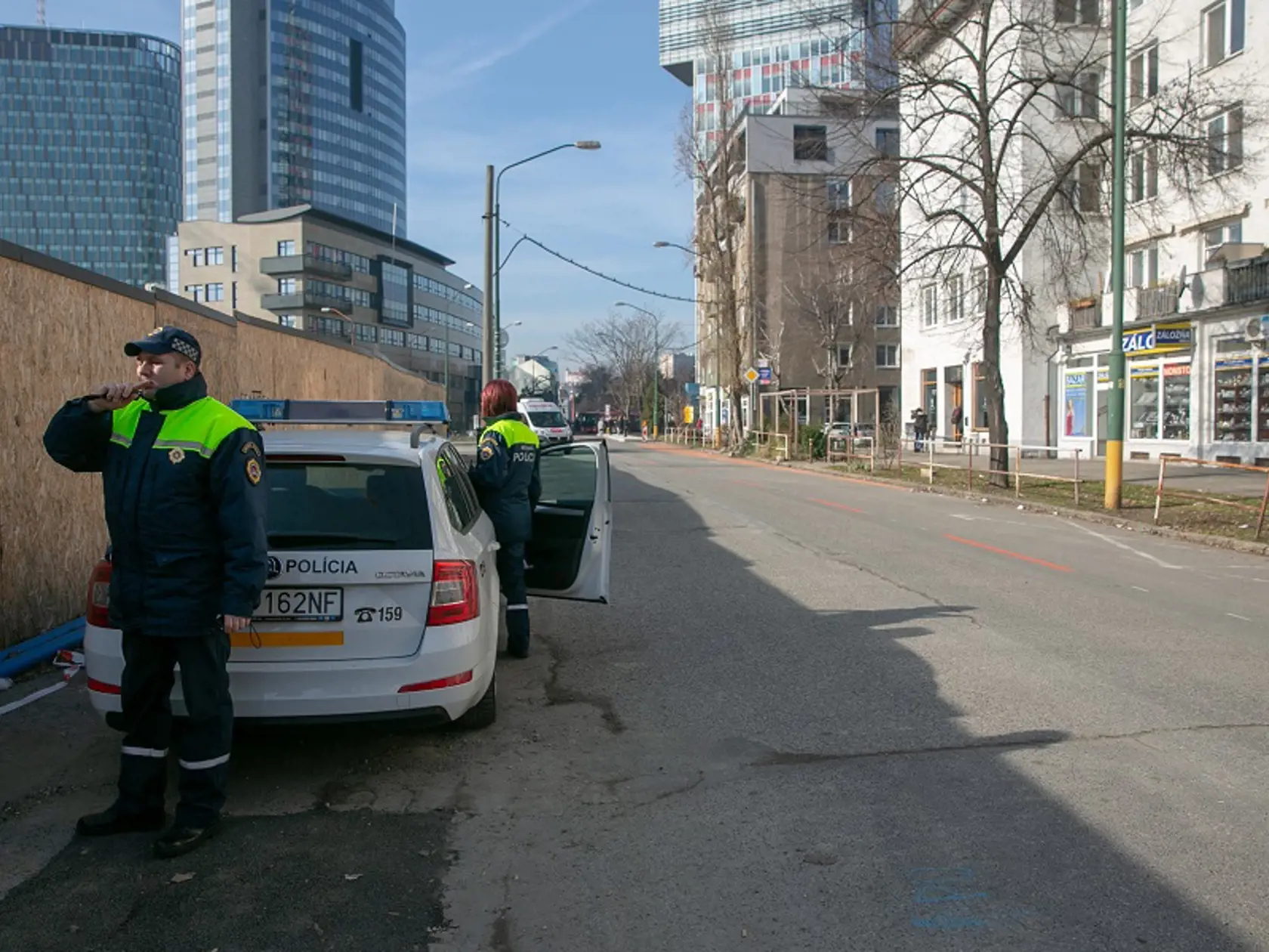 V Bratislave sa v piatok  začali rozsiahle dopravné obmedzenia. Súvisia s výstavbou diaľnice D4 a rýchlostnej cesty R7, konkrétne prestavbou mimoúrovňovej križovatky Prievoz a s výstavbou podzemného kruhového objazdu na rekonštruovanej časti ulice Mlynské nivy. V prípade Mlynských nív pôjde o obmedzenia rádovo v mesiacoch a pri D4 a R7 v rokoch.