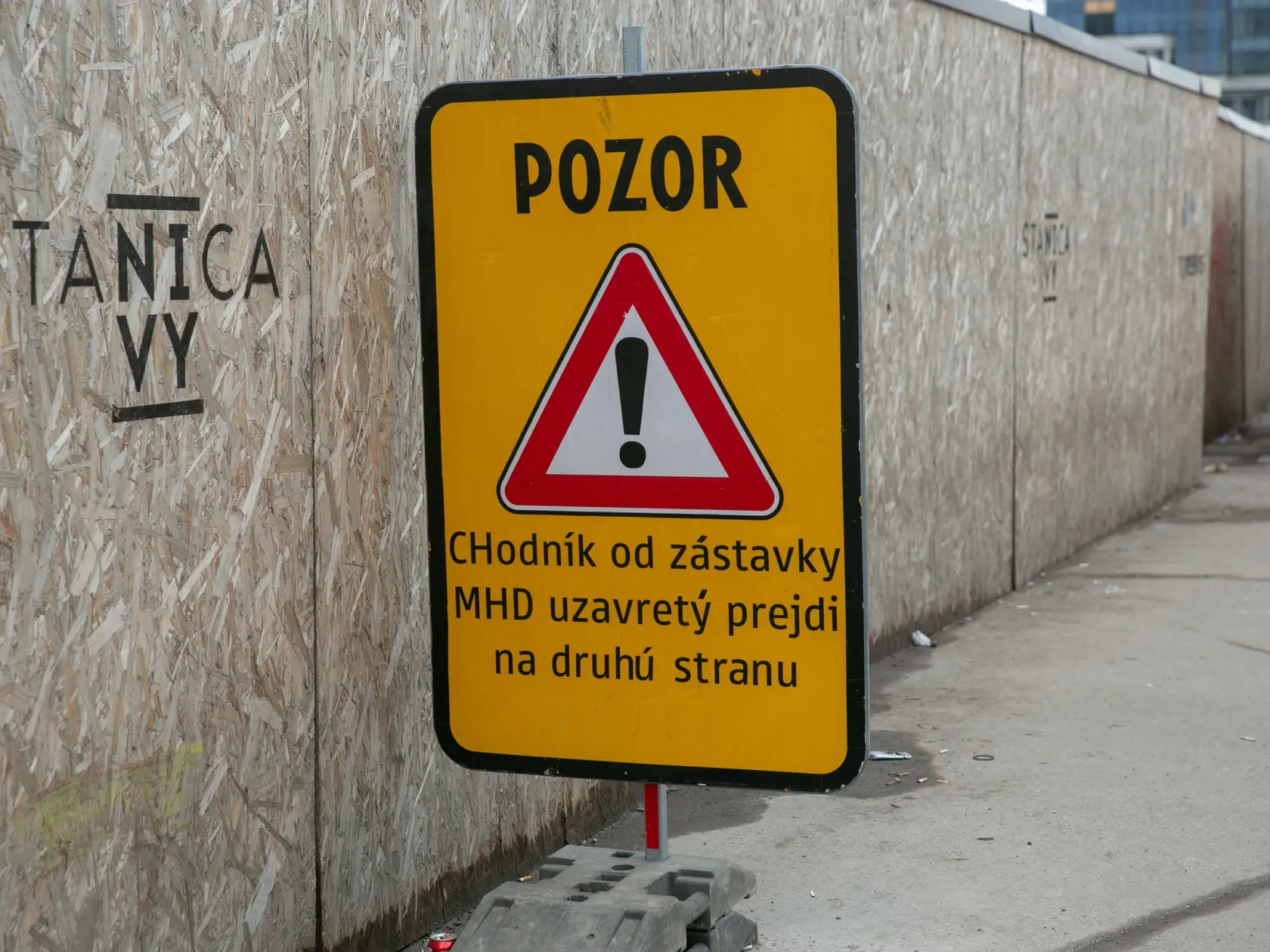 Na snímke sa nachádza ulica v ktorej je obmedzená doprava