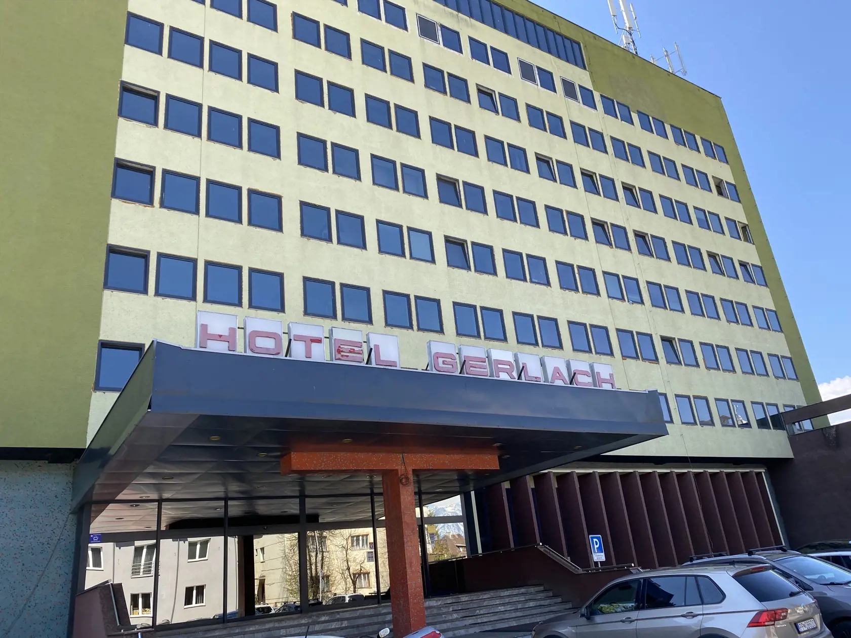 Hotel Gerlach vlastní firma Milana Reichela, stojí medzi centrom mesta a autobusovou a železničnou stanicou v Poprade. Dražiť sa mali pozemky v okolí. "Navrhovateľ dražby požiadal o jej zrušenie. Na webe sme nestihli túto skutočnosť oznámiť. Nebude už nikdy táto dražba. Ten konkurz je zrušený. Takže pozemok sa už nebude predávať," vravel majiteľ aukčnej spoločnosti Richard Konta. O týchto informáciách sa vraj dozvedel deň pred plánovanou dražbou.