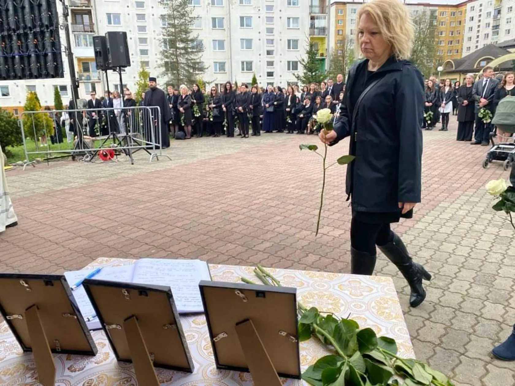 Desiatky ľudí sa prišli rozlúčiť s dievčatami, ktoré tragicky zahynuli.