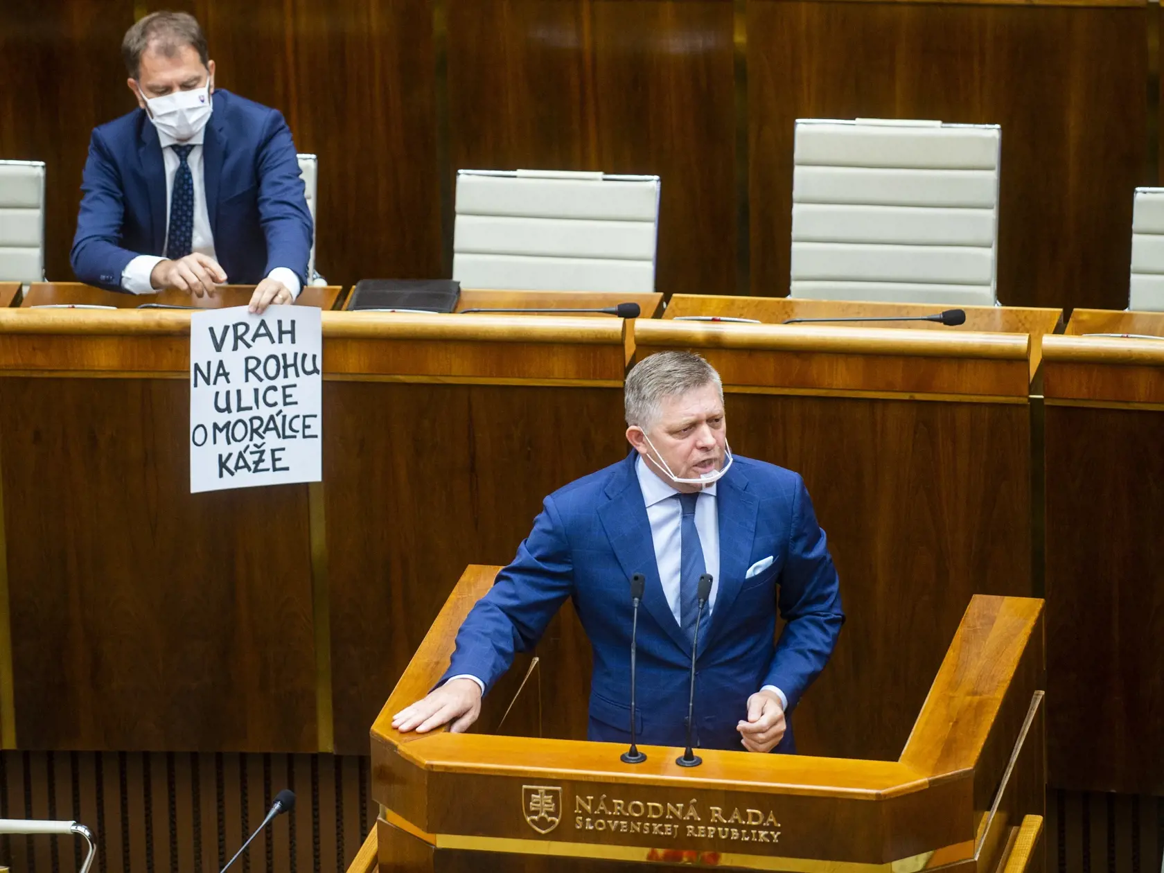 Na snímke zľava minister financií SR Igor Matovič (OĽaNO) a poslanec NRSR Robert Fico (Smer-SD) počas zasadnutia 40. schôdze NR SR s programom na vyslovenie nedôvery ministrovi vnútra SR Romanovi Mikulcovi 23. septembra 2021 v Bratislave.