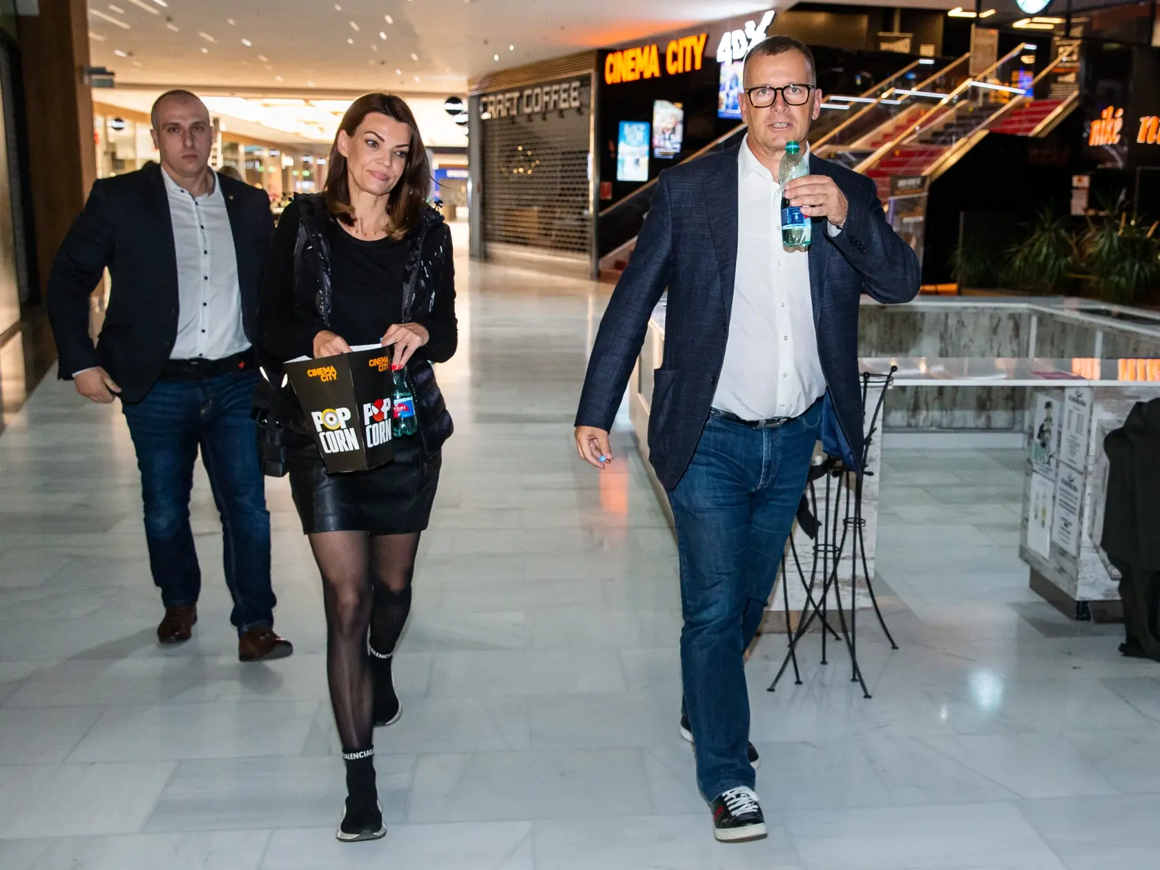 Boris Kollár a Linda Rezešová odchádzajú z kina v Bratislave. 