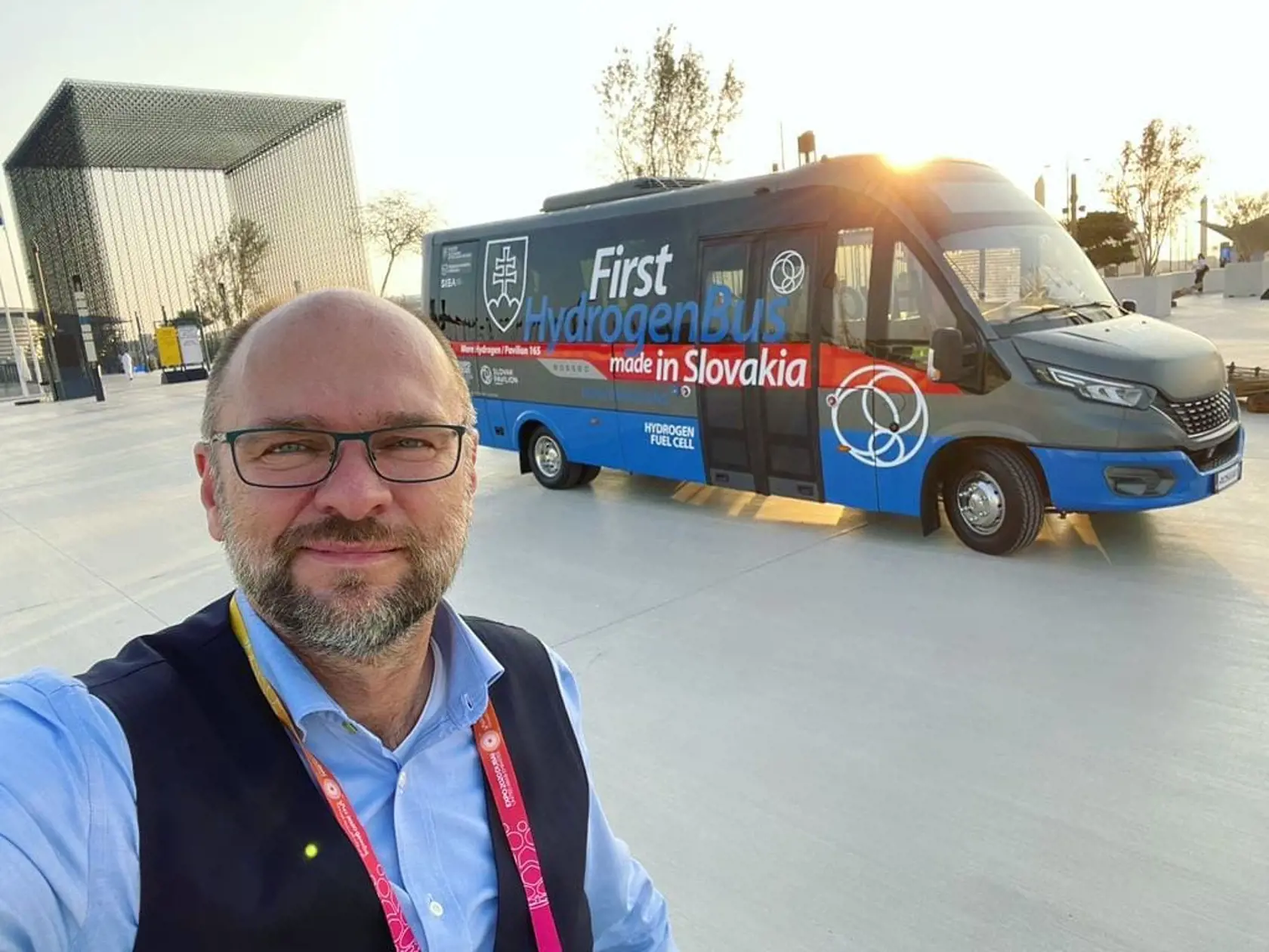 Richard Sulík  z Dubaja ukázal slovenský vodíkový autobus.