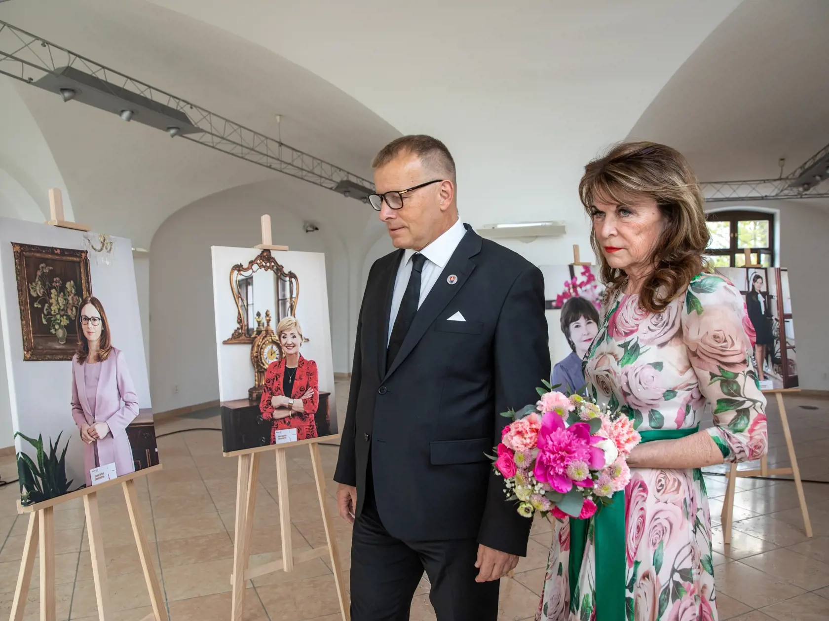  Na snímke je vernisáž obrazov nominantiek ankety SLOVENKA ROKA v galérií na Západnéj terase Bratislavského hradu. Na fotke je predseda Národnej rady Slovenskej republiky Boris Kollár a  riaditeľka vydavateľstva STAR Production Mária Reháková.