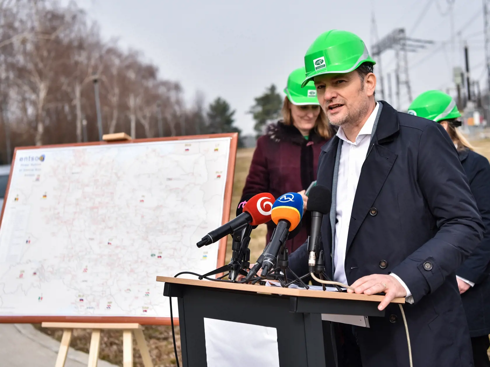 Elektrizačné prenosové sústavy Ukrajiny a Moldavska sa v stredu 16. marca 2022 prepojili s európskou sieťou. Dôležitú úlohu v tom podľa Ministerstva financií (MF) SR zohralo aj Slovensko.
Ukrajina po napadnutí Ruskom požiadala európske krajiny o urýchlené prepojenie elektrizačných sústav. Na snímke minister financií (MF) SR Igor Matovič počas tlačovej konferencie v priestoroch elektrickej rozvodne Slovenskej elektrizačnej prenosovej sústavy v Stupave 17. marca 2022.