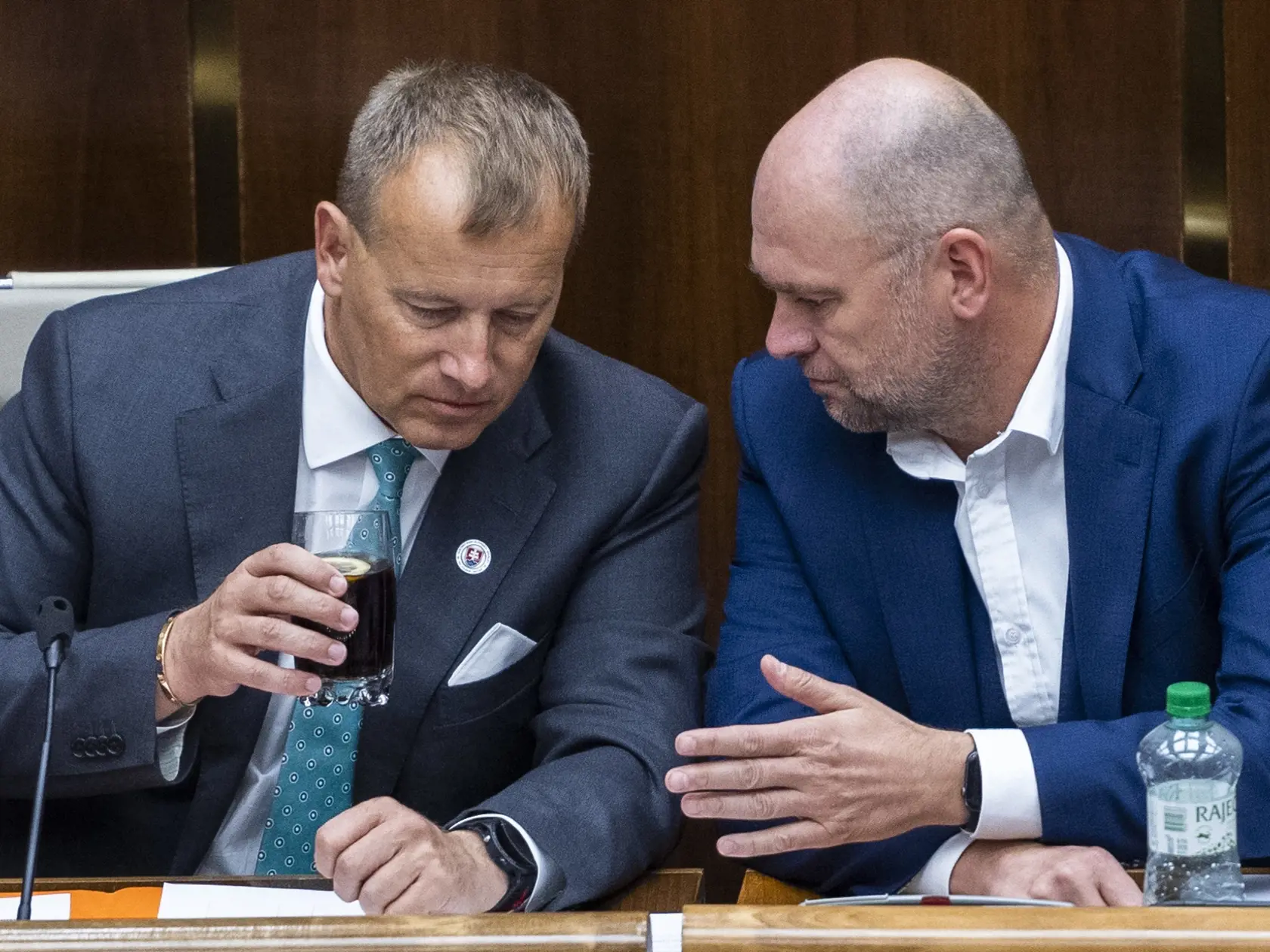Poslanci Národnej rady (NR) SR začali v stredu popoludní rokovanie mimoriadnej schôdze k odvolávaniu ministra vnútra Romana Mikulca (OĽANO). Inicioval ju opozičný Smer-SD. Opozícia mu vyčíta medializované informácie o jeho údajnom priamom zasahovaní do "živých" trestných vecí. Na snímke zľava predseda NR SR Boris Kollár (Sme rodina) a minister hospodárstva SR Richard Sulík (SaS) počas mimoriadneho zasadnutia parlamentu v Bratislave v stredu 27. apríla 2022.