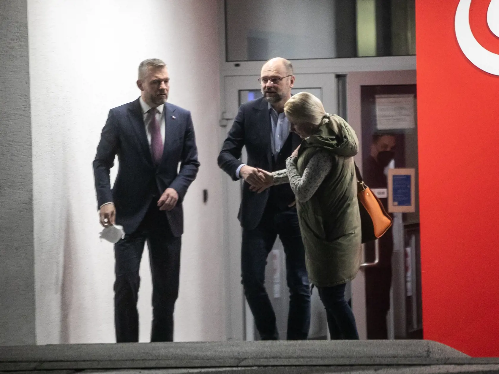 Na fotke je Peter Pellegrin a Richard Sulík po skončení relácie - Na telo v TV JOJ.