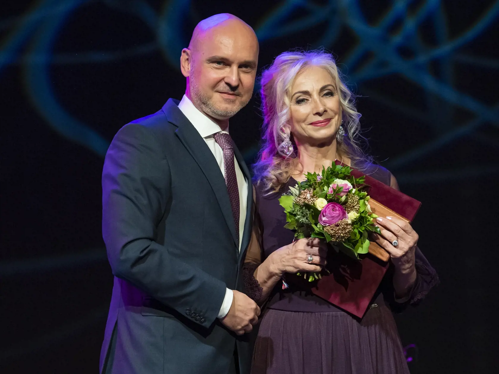 Na snímke vľavo minister školstva, vedy, výskumu a športu (MŠVVŠ) Branislav Gröhling odovzdáva Veľkú medailu svätého Gorazda Viere Džoganovej počas odovzdávania Cien svätého Gorazda v Bratislave v piatok 29. apríla  2022.