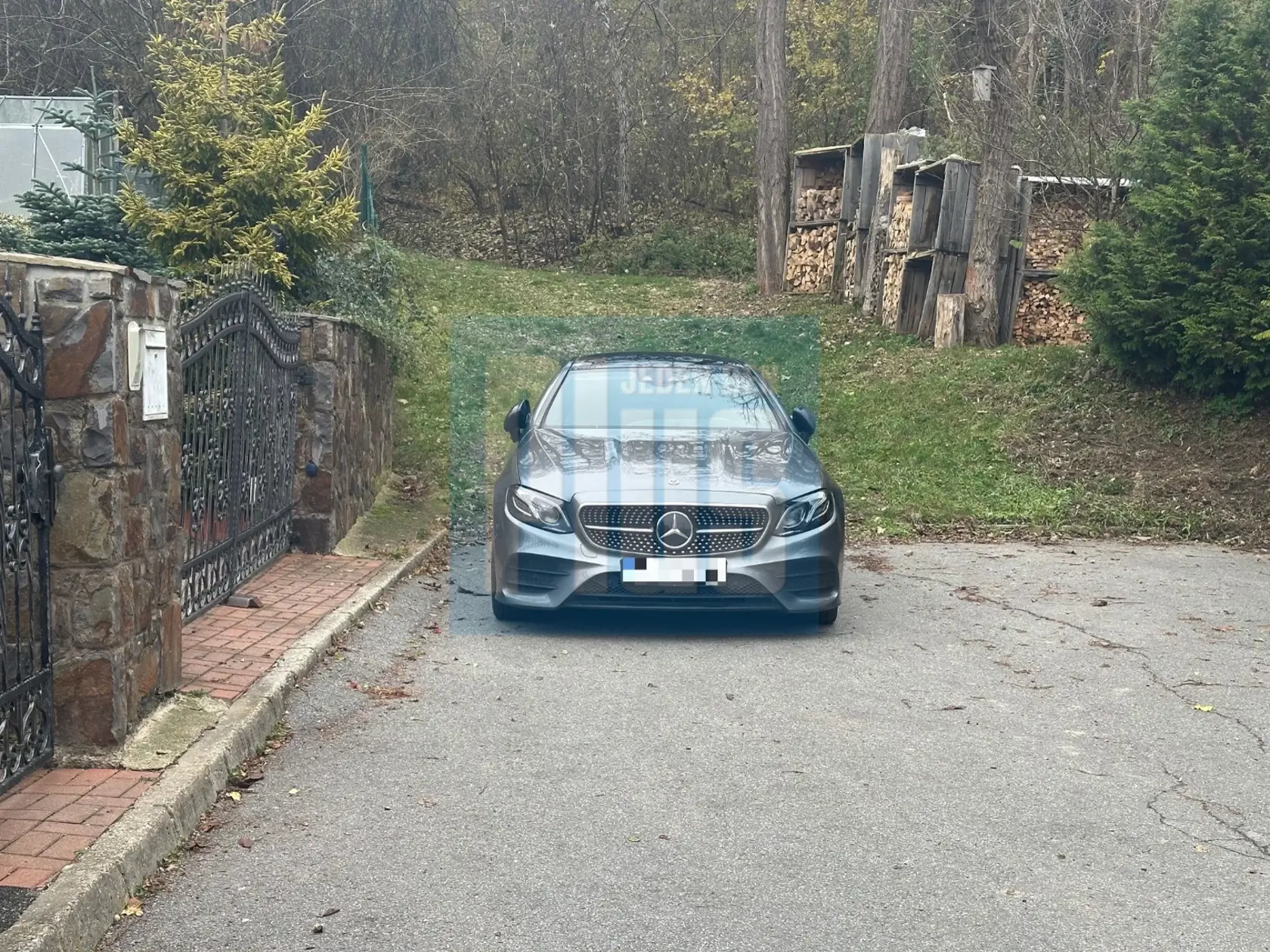 Pred domom boli odparkované dve autá - BMW a Mercedes.