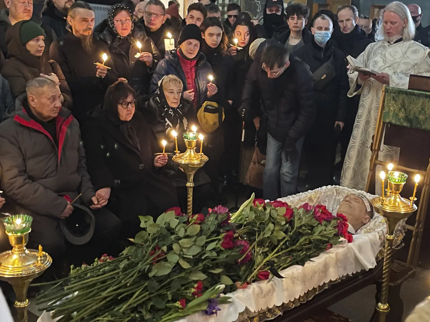 Na snímke príbuzní a priatelia sa lúčia so zosnulým ruským opozičným lídrom Alexejom Navaľným v bohorodičnom Chráme ikony Utíš môj smútok v moskovskom rajóne Maryno v Moskve v piatok 1. marca 2024.
